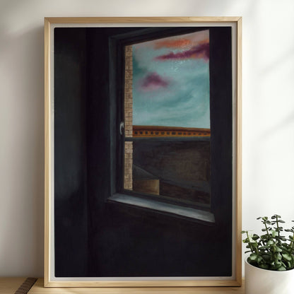 Dunkler Innenraum mit offener Fensteröffnung, Blick auf Ziegelwand, Dachlandschaft und Himmel mit violetten Wolken.. Rahmen natur 50x70