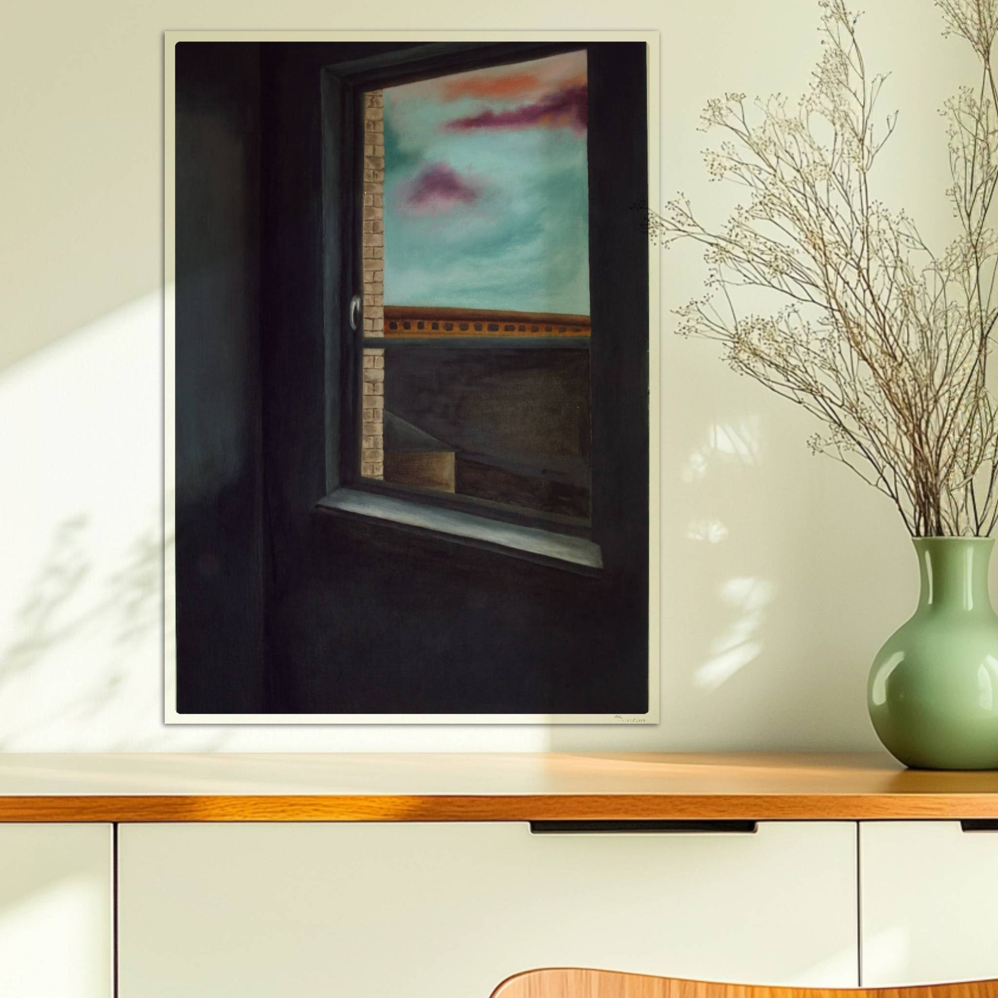 Dunkler Innenraum mit offener Fensteröffnung, Blick auf Ziegelwand, Dachlandschaft und Himmel mit violetten Wolken.. Ohne Rahmen 50x70