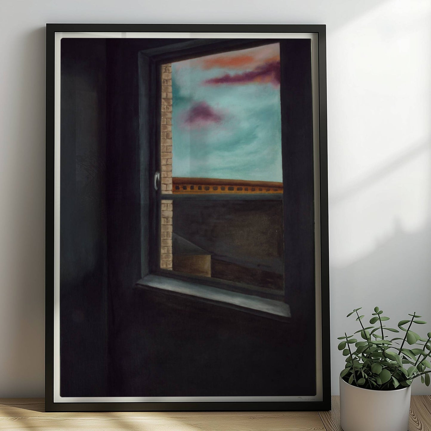Dunkler Innenraum mit offener Fensteröffnung, Blick auf Ziegelwand, Dachlandschaft und Himmel mit violetten Wolken.. Rahmen schwarz 50x70
