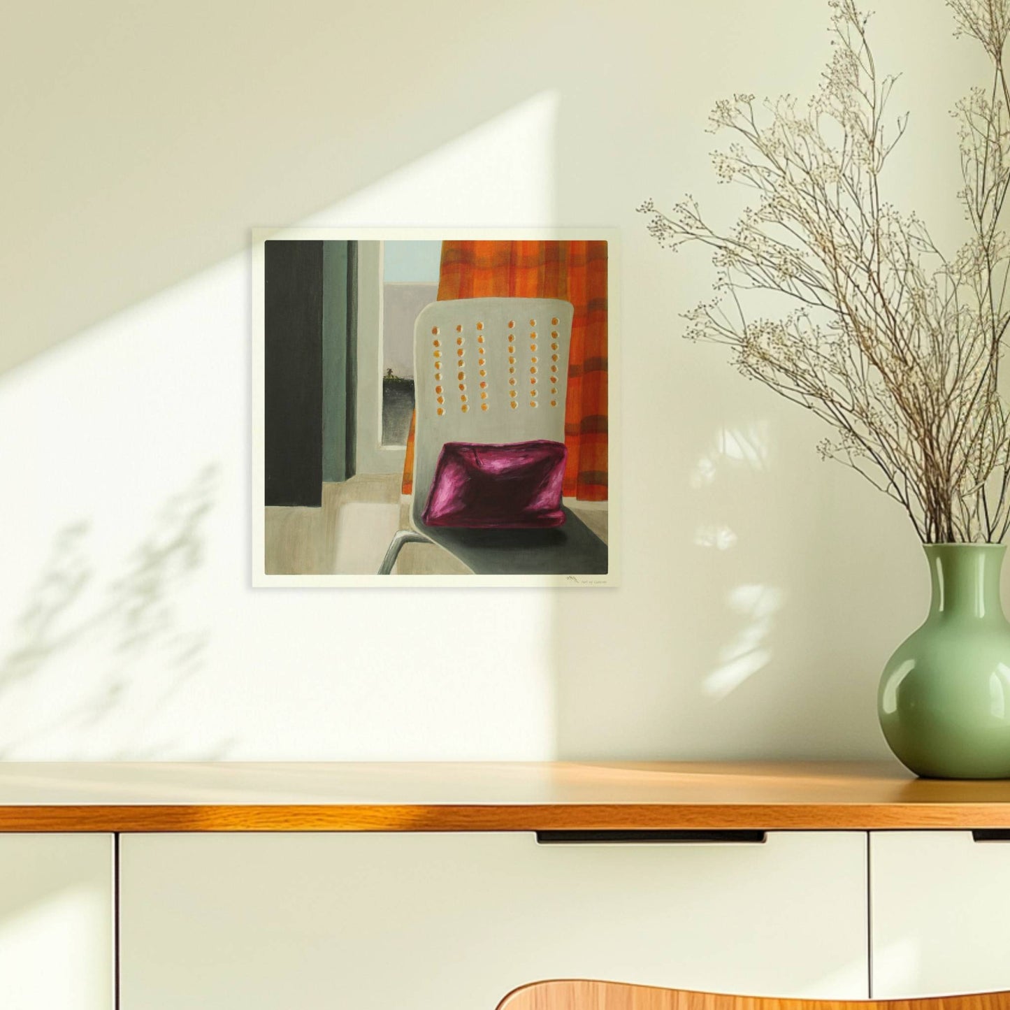 Innenraum mit Stuhl und violettem Kissen vor orange kariertem Vorhang, Blick durch Türöffnung ins Freie.. Ohne Rahmen 30x30