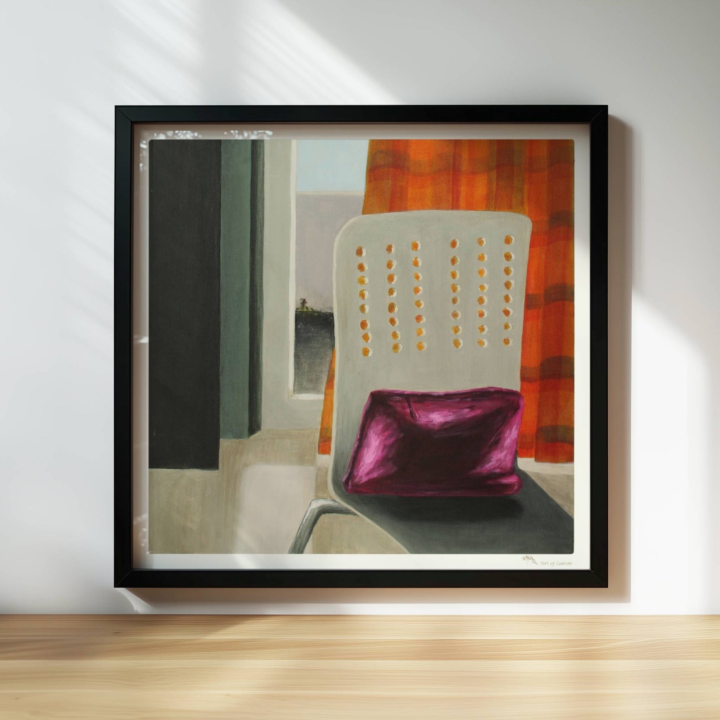 Innenraum mit Stuhl und violettem Kissen vor orange kariertem Vorhang, Blick durch Türöffnung ins Freie.. Rahmen schwarz 30x30