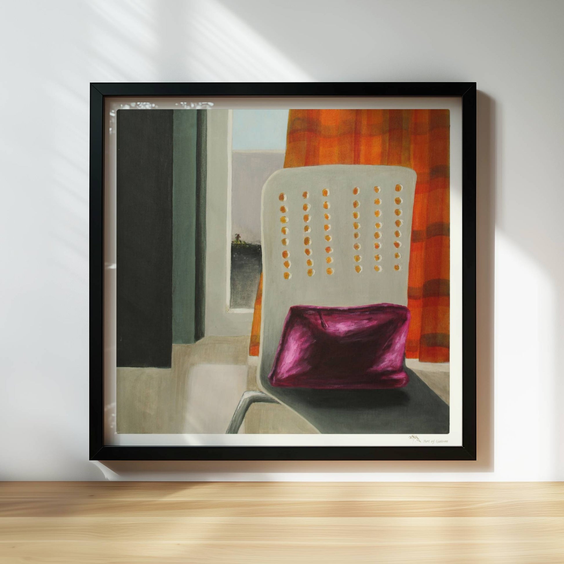 Innenraum mit Stuhl und violettem Kissen vor orange kariertem Vorhang, Blick durch Türöffnung ins Freie.. Rahmen schwarz 30x30