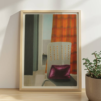 Innenraum mit Stuhl und violettem Kissen vor orange kariertem Vorhang, Blick durch Türöffnung ins Freie.. Rahmen natur 30x40