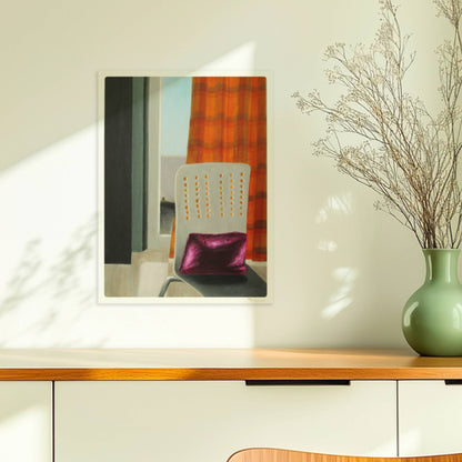 Innenraum mit Stuhl und violettem Kissen vor orange kariertem Vorhang, Blick durch Türöffnung ins Freie.. Ohne Rahmen 30x40