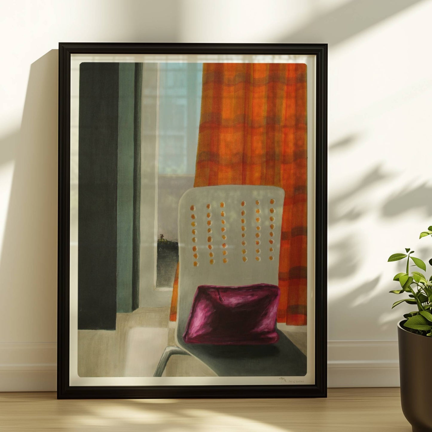 Innenraum mit Stuhl und violettem Kissen vor orange kariertem Vorhang, Blick durch Türöffnung ins Freie.. Rahmen schwarz 30x40
