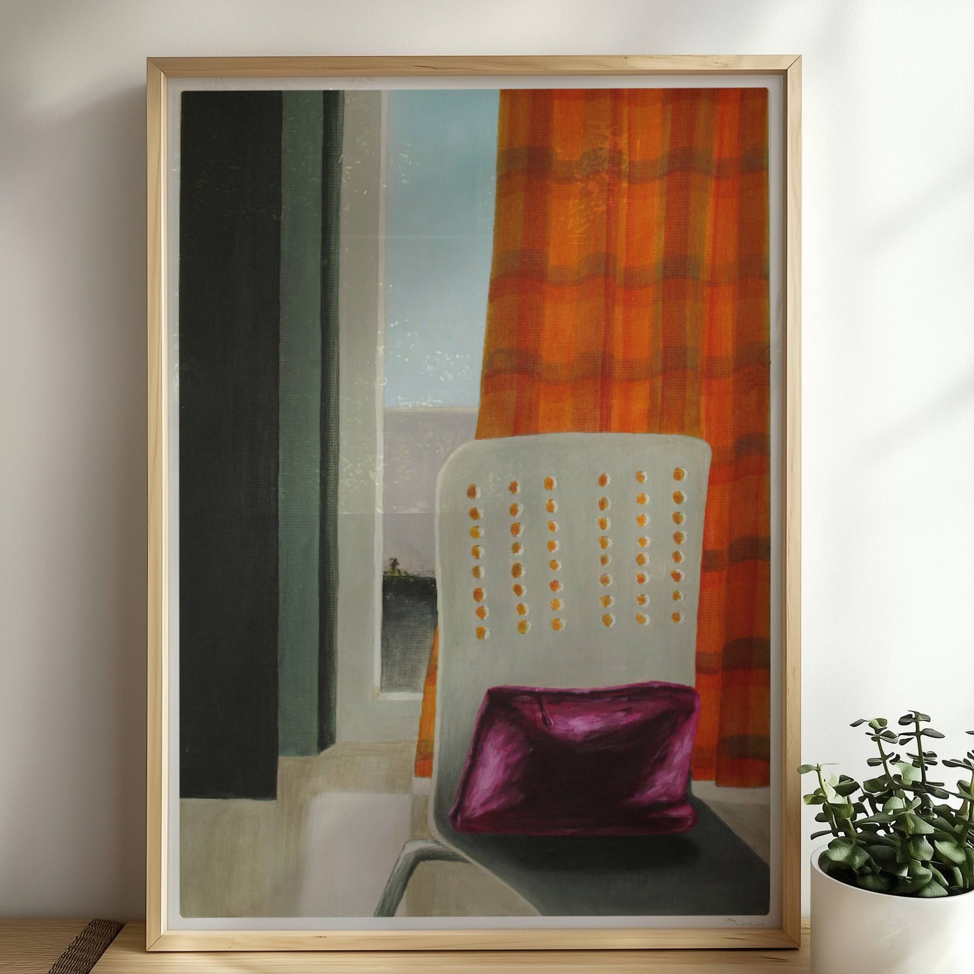 Innenraum mit Stuhl und violettem Kissen vor orange kariertem Vorhang, Blick durch Türöffnung ins Freie.. Rahmen natur 50x70