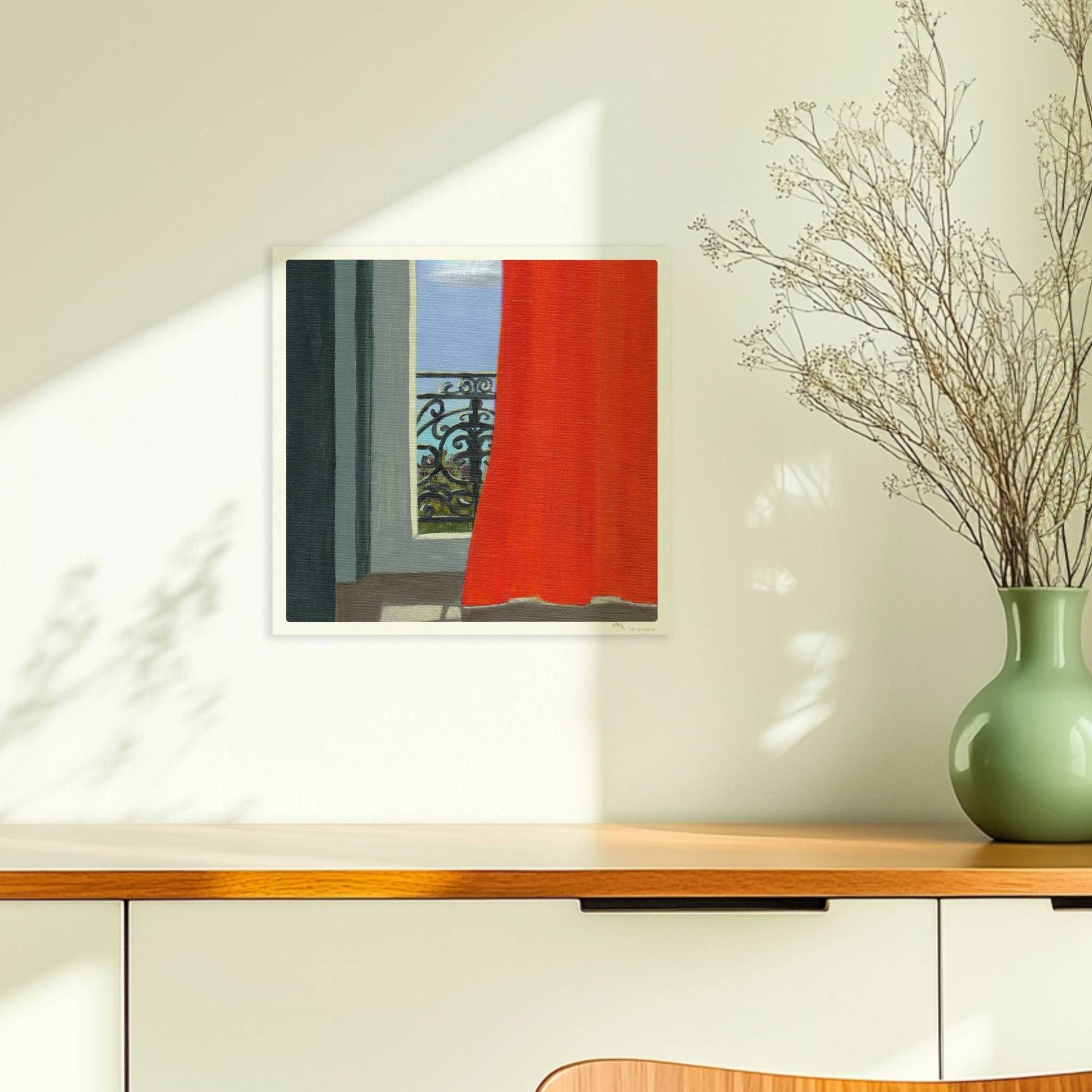 Blick durch geöffnete Tür mit orangem Vorhang auf schmiedeeisernes Balkongeländer und blauen Himmel.. Ohne Rahmen 30x30