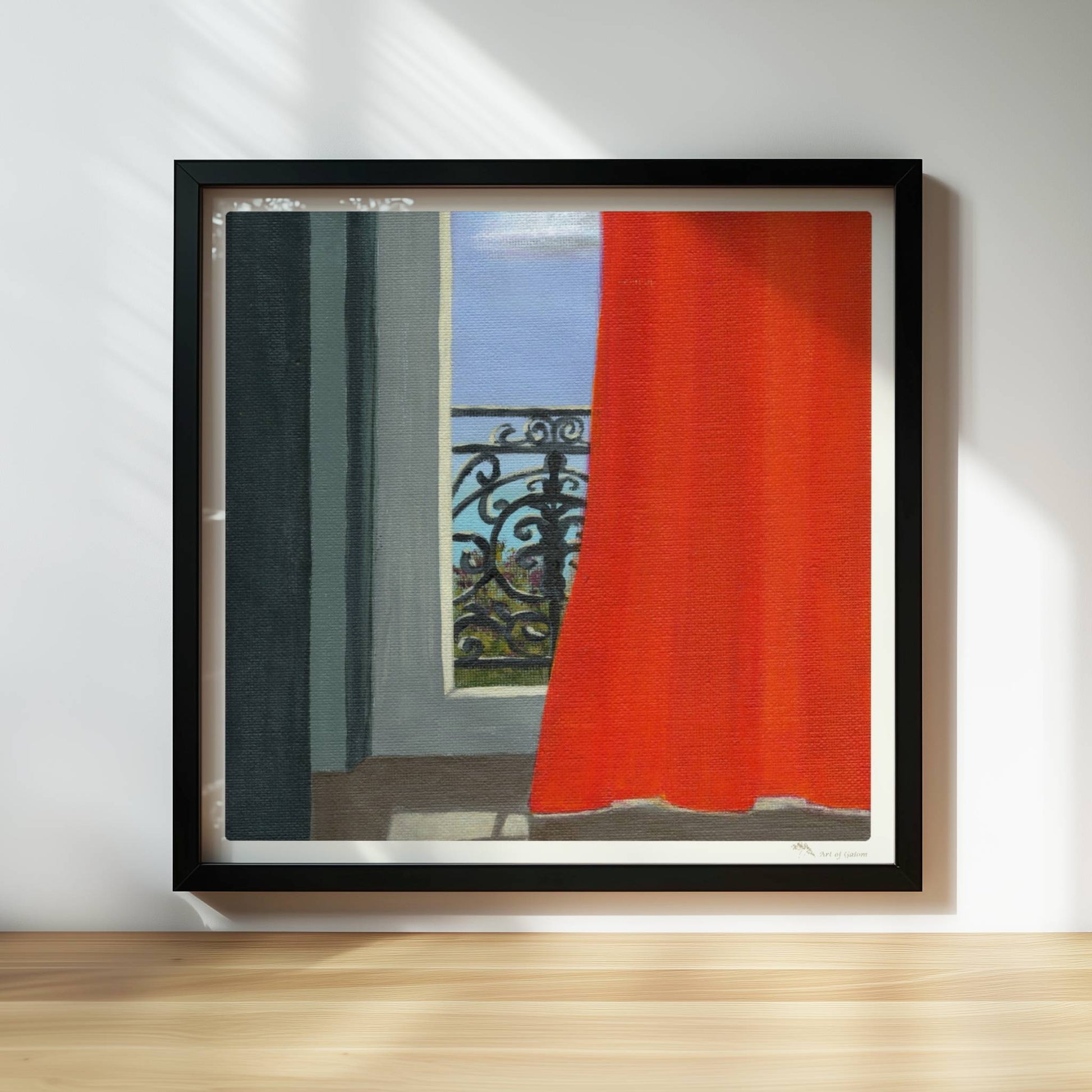 Blick durch geöffnete Tür mit orangem Vorhang auf schmiedeeisernes Balkongeländer und blauen Himmel.. Rahmen schwarz 30x30