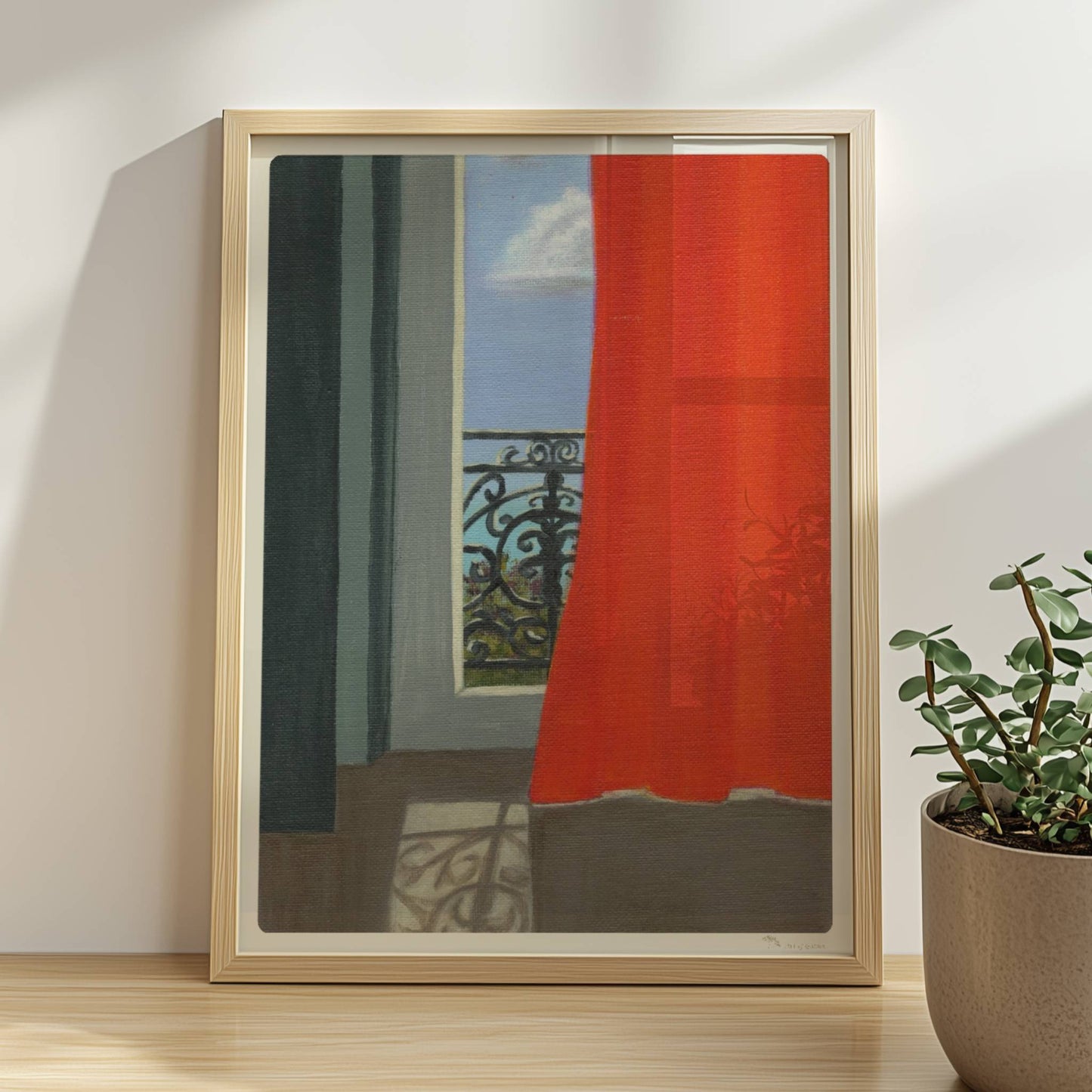 Blick durch geöffnete Tür mit orangem Vorhang auf schmiedeeisernes Balkongeländer und blauen Himmel.. Rahmen natur 30x40
