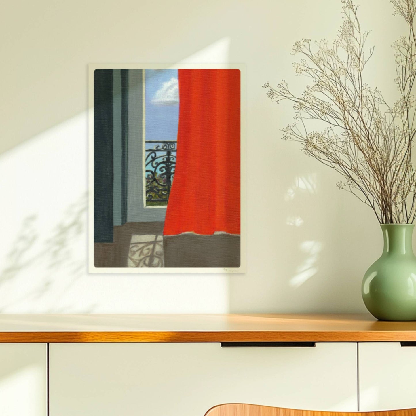 Blick durch geöffnete Tür mit orangem Vorhang auf schmiedeeisernes Balkongeländer und blauen Himmel.. Ohne Rahmen 30x40