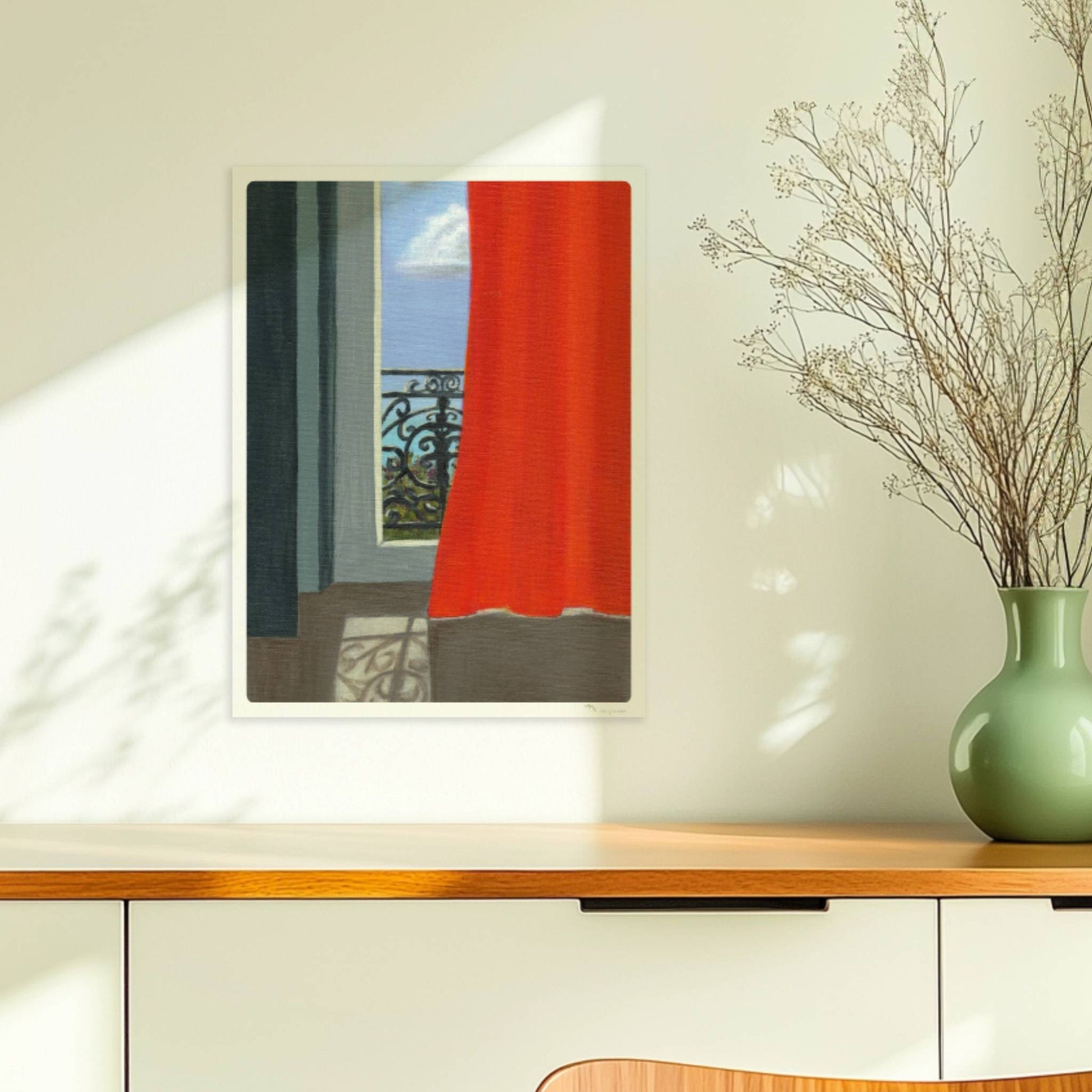 Blick durch geöffnete Tür mit orangem Vorhang auf schmiedeeisernes Balkongeländer und blauen Himmel.. Ohne Rahmen 30x40