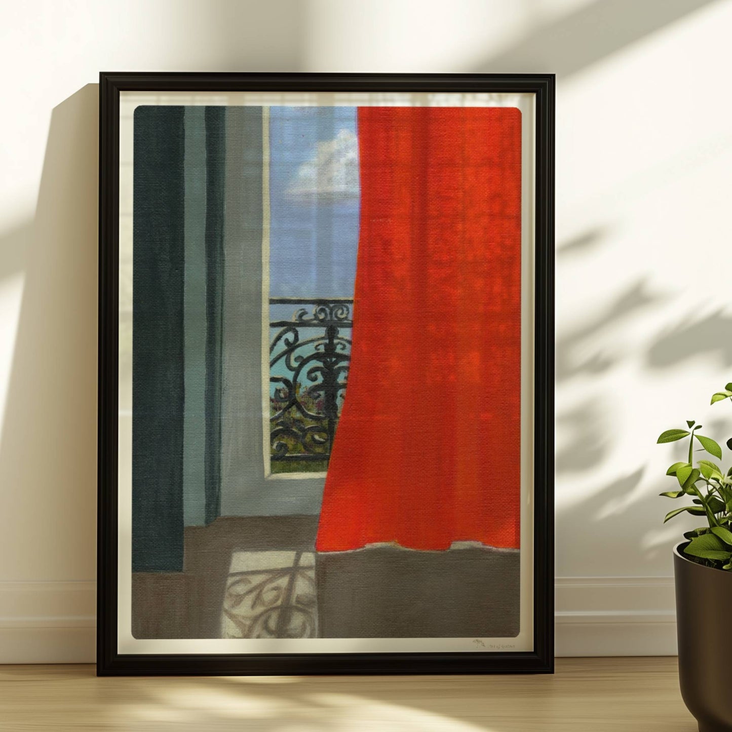 Blick durch geöffnete Tür mit orangem Vorhang auf schmiedeeisernes Balkongeländer und blauen Himmel.. Rahmen schwarz 30x40