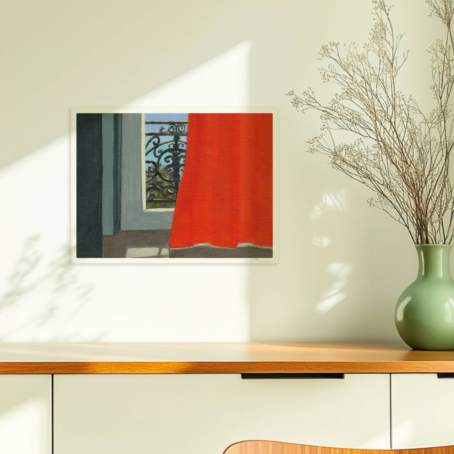 Blick durch geöffnete Tür mit orangem Vorhang auf schmiedeeisernes Balkongeländer und blauen Himmel.. Ohne Rahmen 40x30