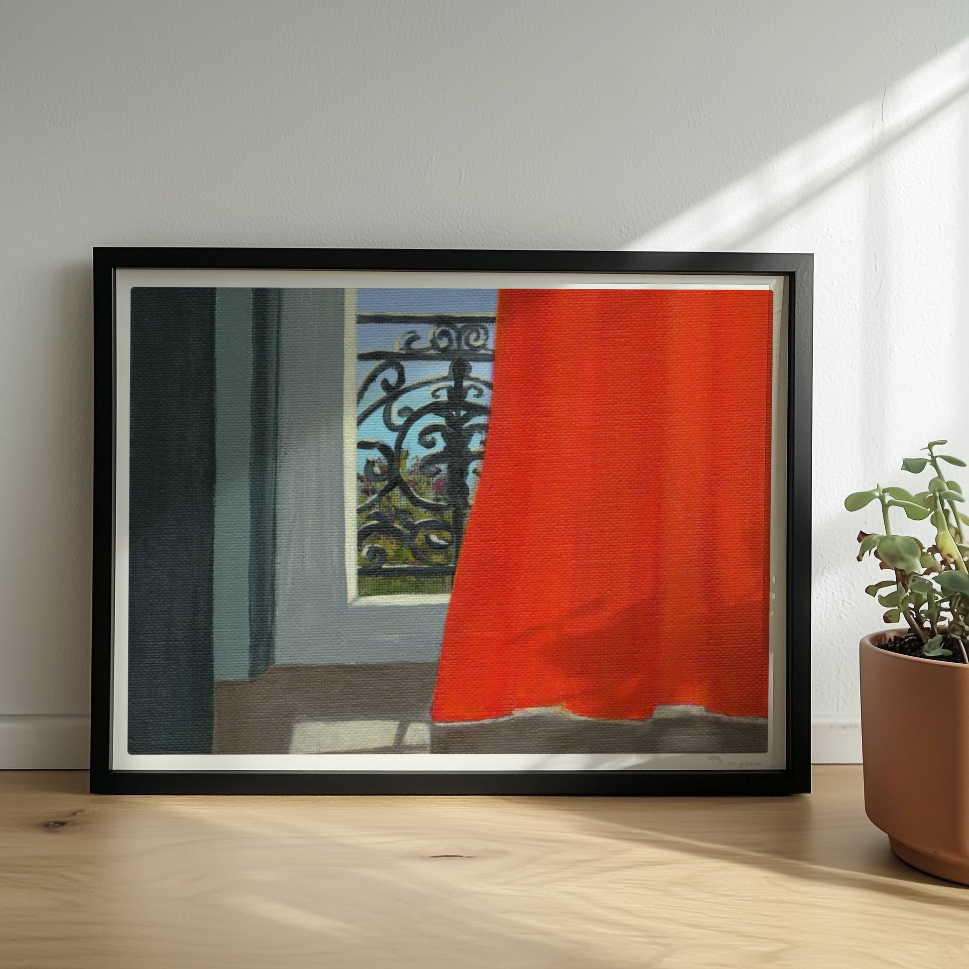 Blick durch geöffnete Tür mit orangem Vorhang auf schmiedeeisernes Balkongeländer und blauen Himmel.. Rahmen schwarz 40x30