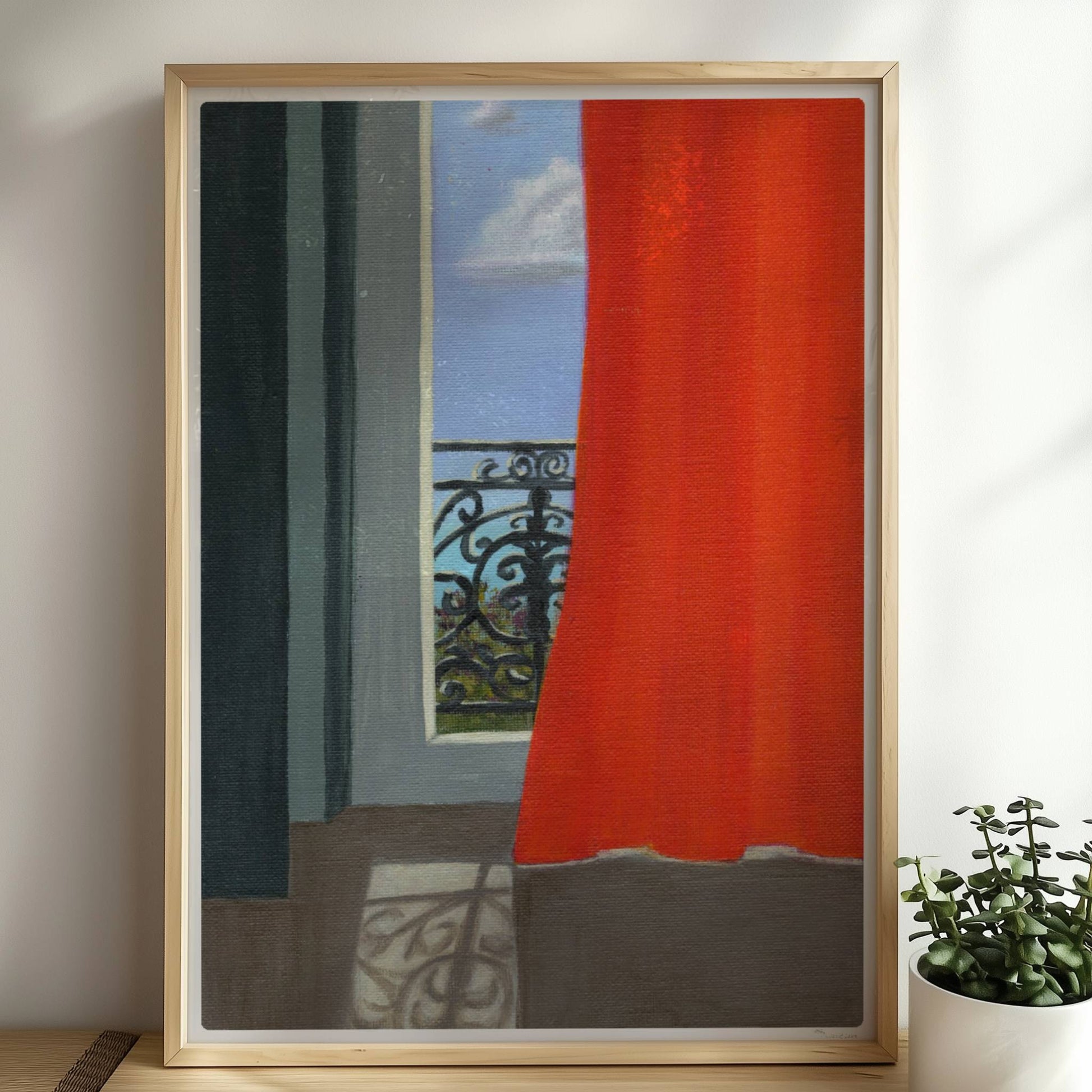 Blick durch geöffnete Tür mit orangem Vorhang auf schmiedeeisernes Balkongeländer und blauen Himmel.. Rahmen natur 50x70