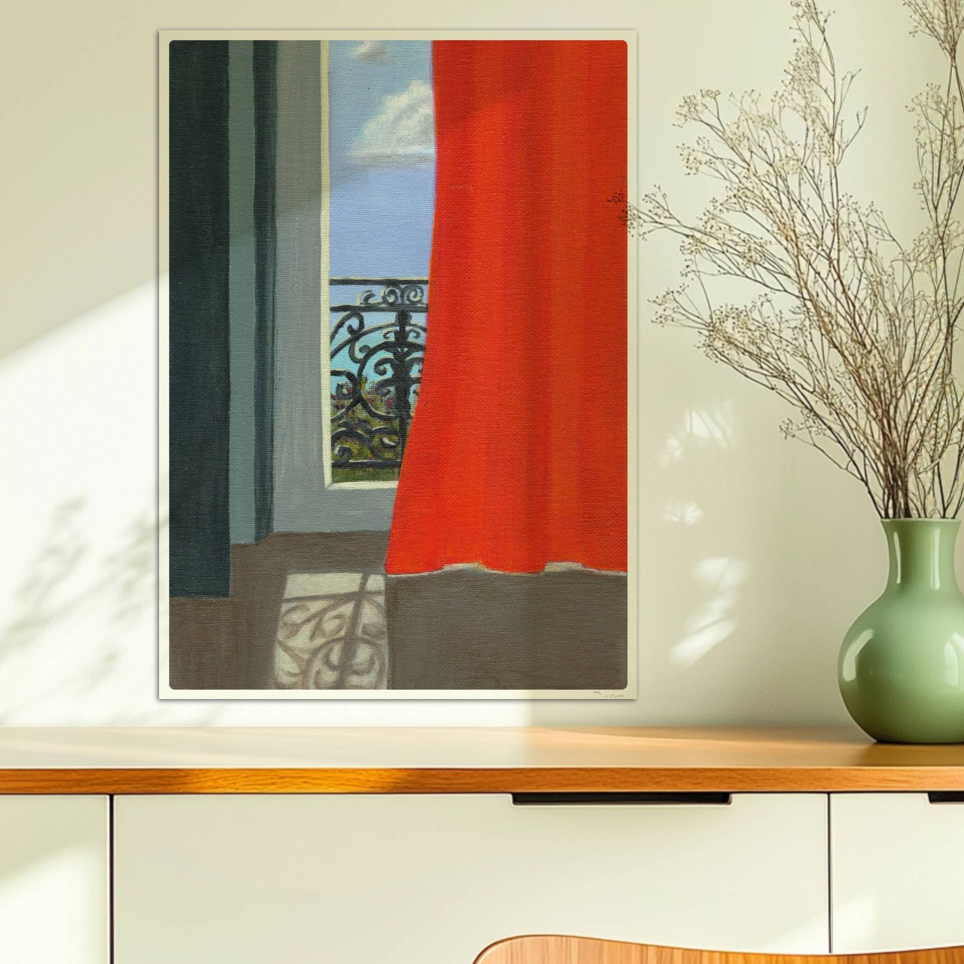 Blick durch geöffnete Tür mit orangem Vorhang auf schmiedeeisernes Balkongeländer und blauen Himmel.. Ohne Rahmen 50x70