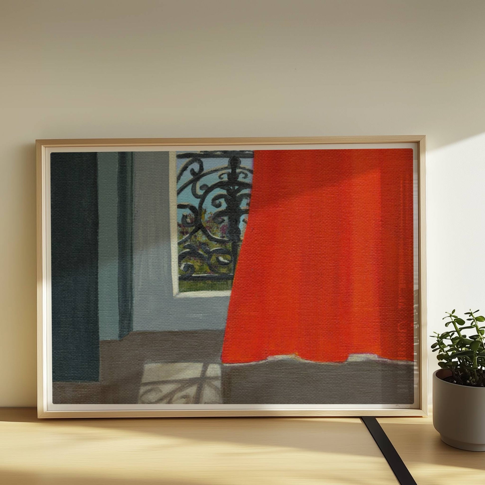 Blick durch geöffnete Tür mit orangem Vorhang auf schmiedeeisernes Balkongeländer und blauen Himmel.. Rahmen natur 70x50