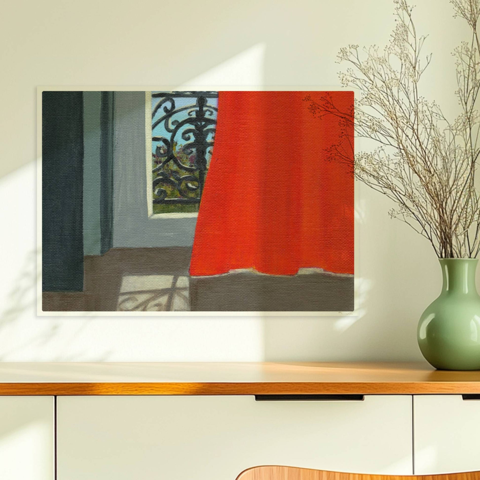 Blick durch geöffnete Tür mit orangem Vorhang auf schmiedeeisernes Balkongeländer und blauen Himmel.. Ohne Rahmen 70x50