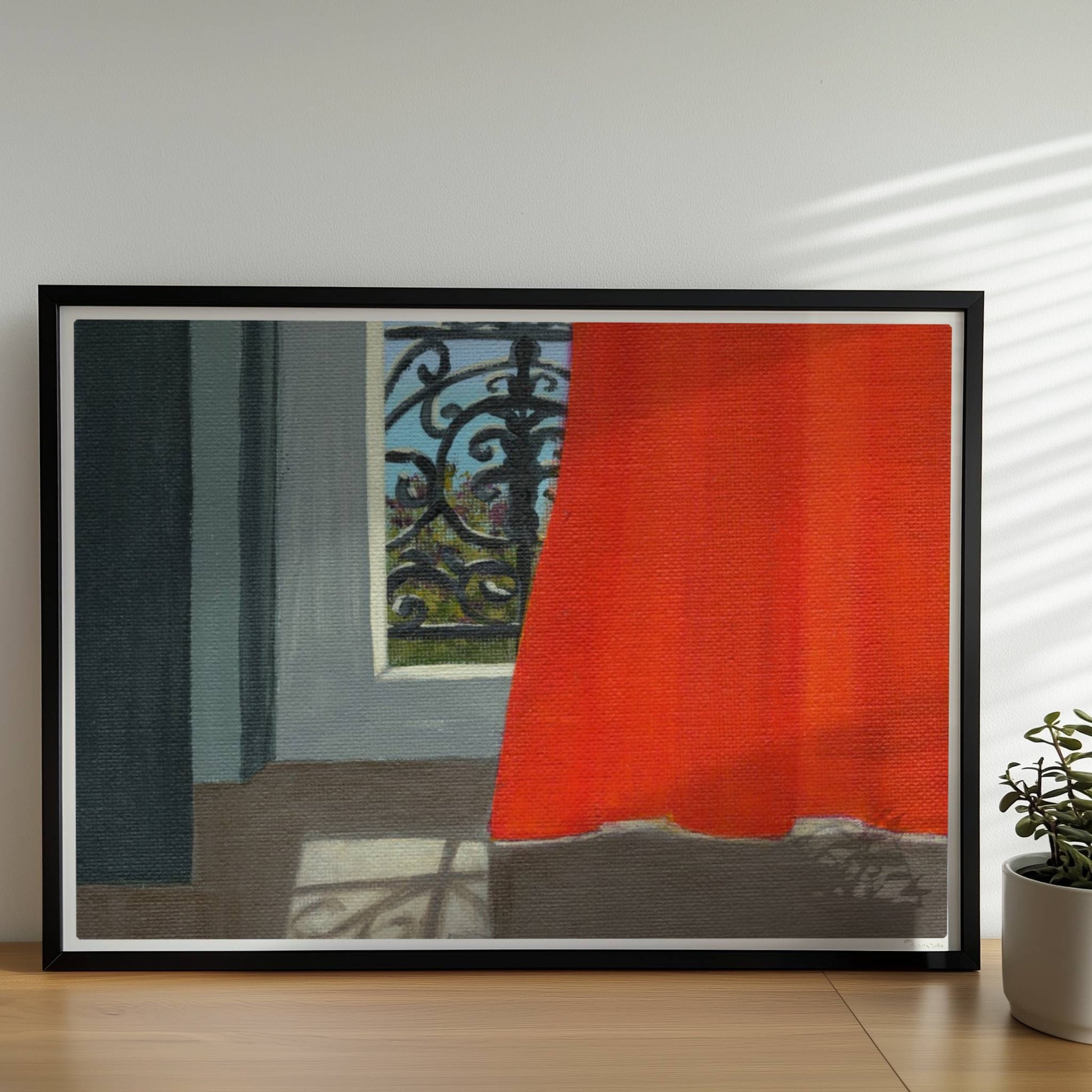 Blick durch geöffnete Tür mit orangem Vorhang auf schmiedeeisernes Balkongeländer und blauen Himmel.. Rahmen schwarz 70x50