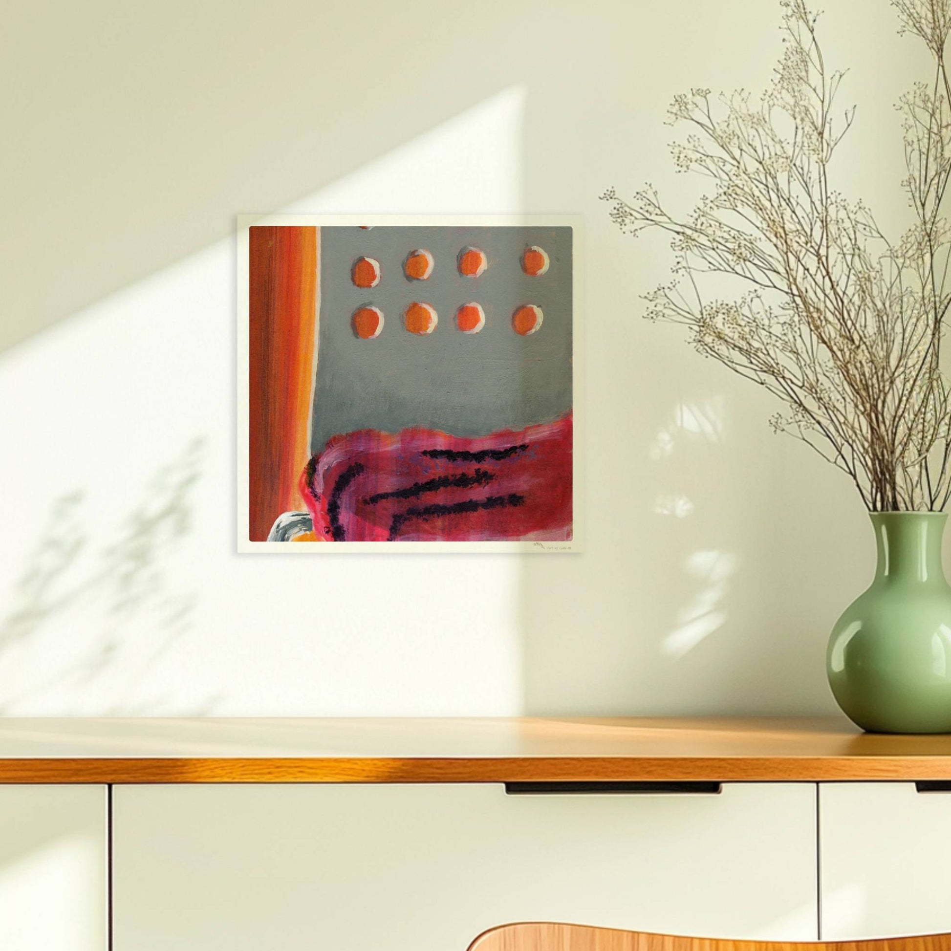 Detailansicht eines modernen Stuhls mit transparenter roter Stofflage und grauer Lehne mit runden Öffnungen.. Ohne Rahmen 30x30