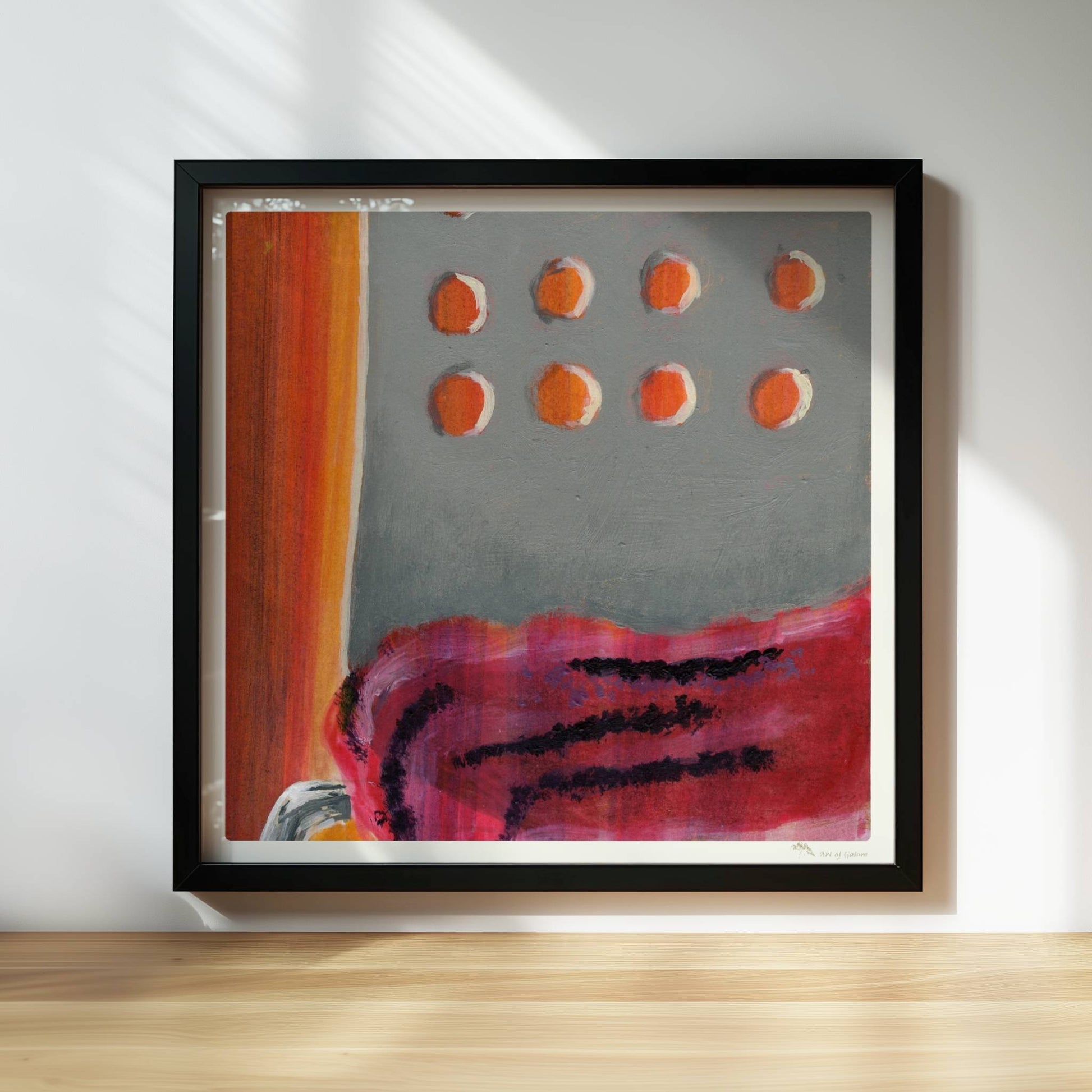 Detailansicht eines modernen Stuhls mit transparenter roter Stofflage und grauer Lehne mit runden Öffnungen.. Rahmen schwarz 30x30
