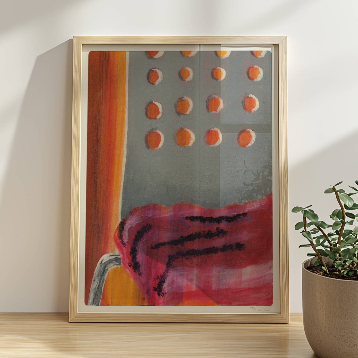 Detailansicht eines modernen Stuhls mit transparenter roter Stofflage und grauer Lehne mit runden Öffnungen.. Rahmen natur 30x40