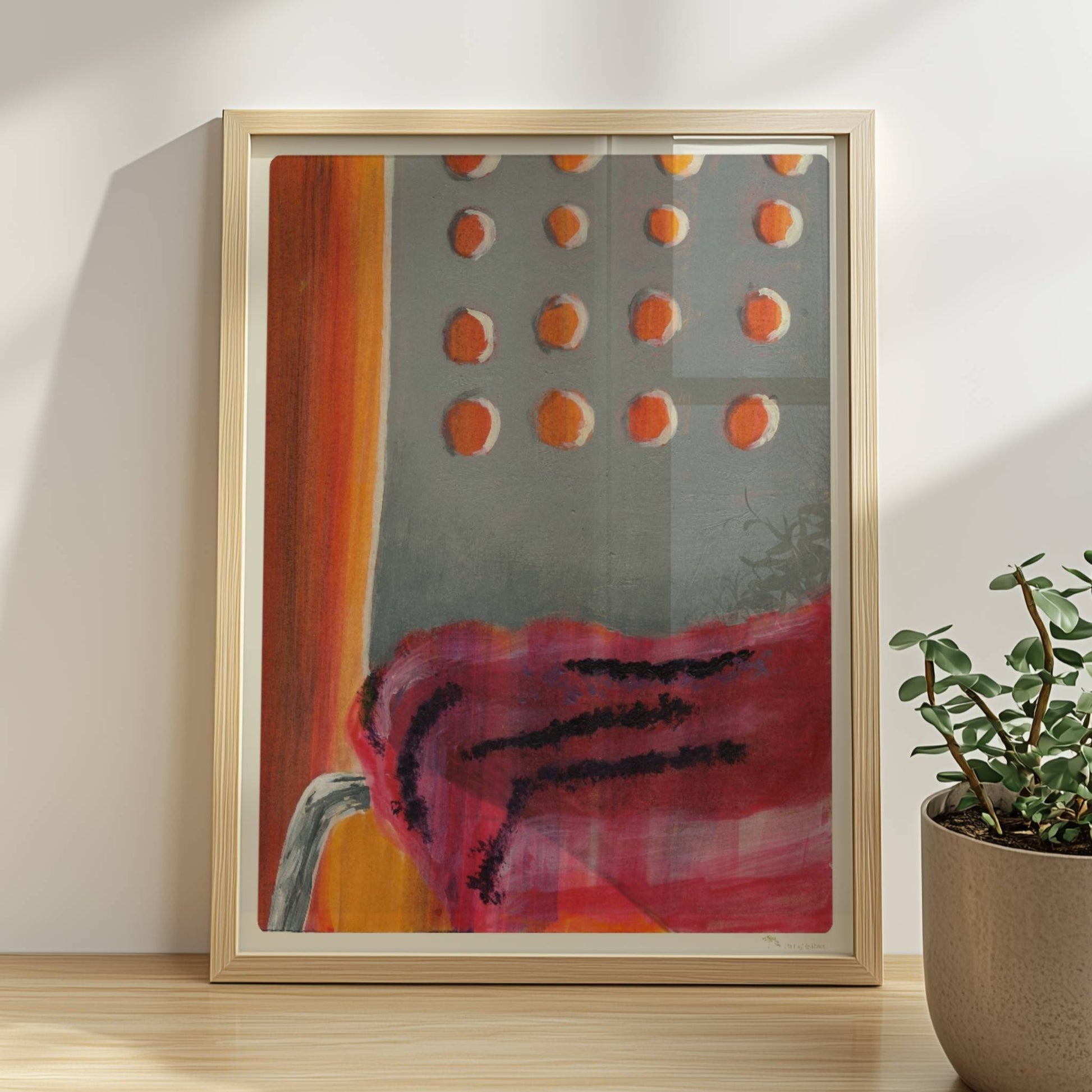 Detailansicht eines modernen Stuhls mit transparenter roter Stofflage und grauer Lehne mit runden Öffnungen.. Rahmen natur 30x40