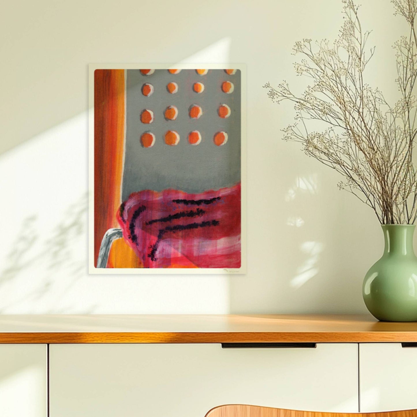 Detailansicht eines modernen Stuhls mit transparenter roter Stofflage und grauer Lehne mit runden Öffnungen.. Ohne Rahmen 30x40