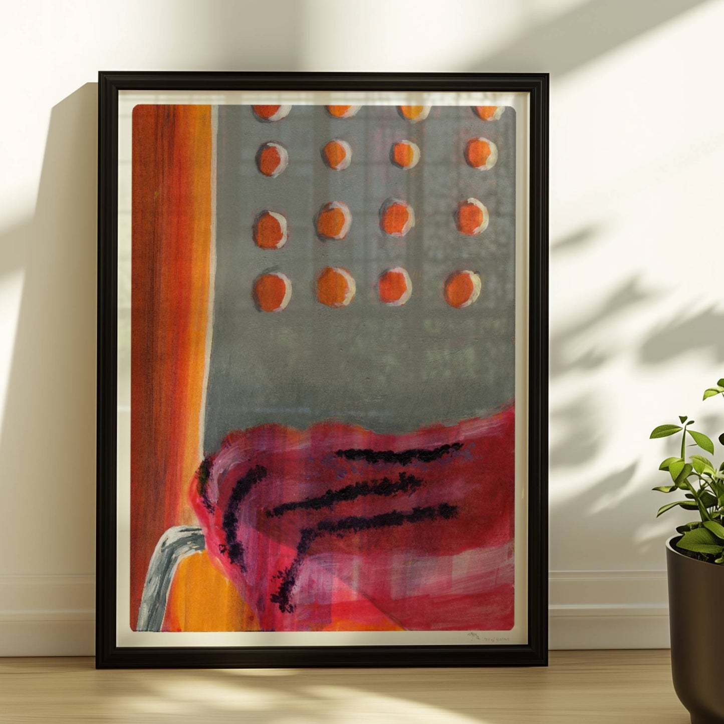Detailansicht eines modernen Stuhls mit transparenter roter Stofflage und grauer Lehne mit runden Öffnungen.. Rahmen schwarz 30x40