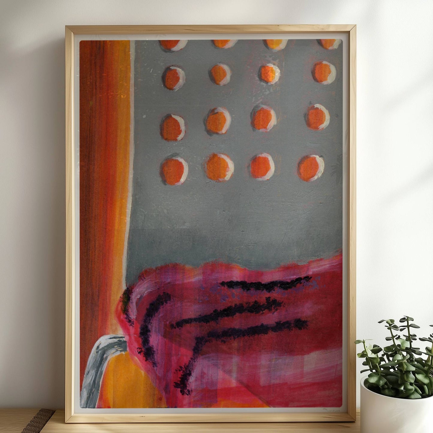 Detailansicht eines modernen Stuhls mit transparenter roter Stofflage und grauer Lehne mit runden Öffnungen.. Rahmen natur 50x70