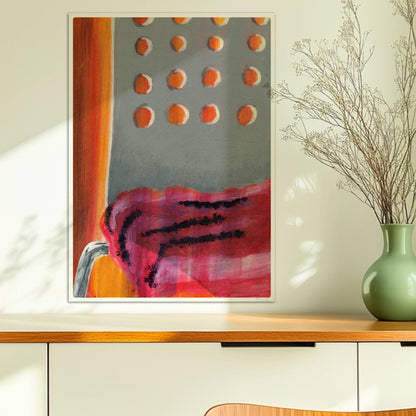 Detailansicht eines modernen Stuhls mit transparenter roter Stofflage und grauer Lehne mit runden Öffnungen.. Ohne Rahmen 50x70