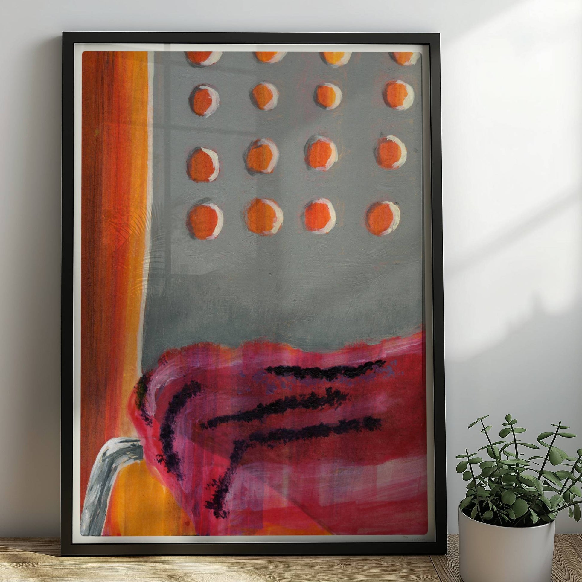 Detailansicht eines modernen Stuhls mit transparenter roter Stofflage und grauer Lehne mit runden Öffnungen.. Rahmen schwarz 50x70