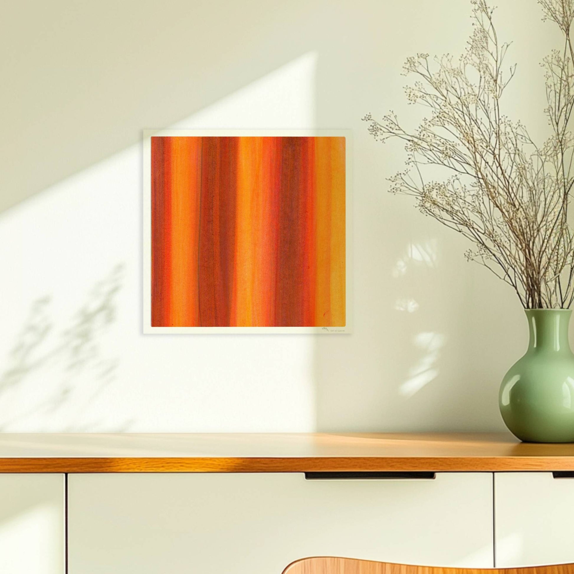 Vertikale Streifen in leuchtendem Orange, Rot und Gelb erzeugen eine abstrakte Wandwirkung mit Wärme und Energie.. Ohne Rahmen 30x30