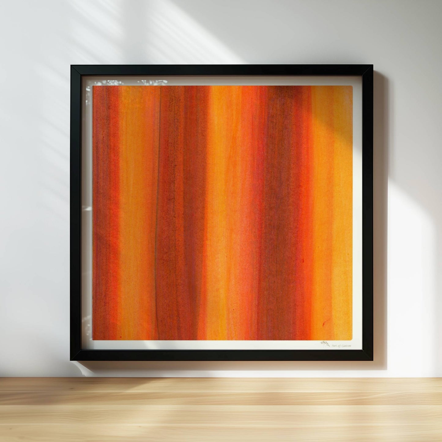 Vertikale Streifen in leuchtendem Orange, Rot und Gelb erzeugen eine abstrakte Wandwirkung mit Wärme und Energie.. Rahmen schwarz 30x30
