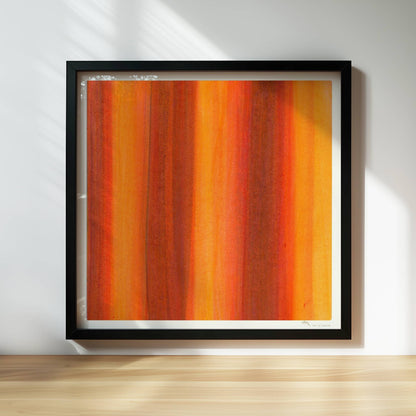 Vertikale Streifen in leuchtendem Orange, Rot und Gelb erzeugen eine abstrakte Wandwirkung mit Wärme und Energie.. Rahmen schwarz 30x30