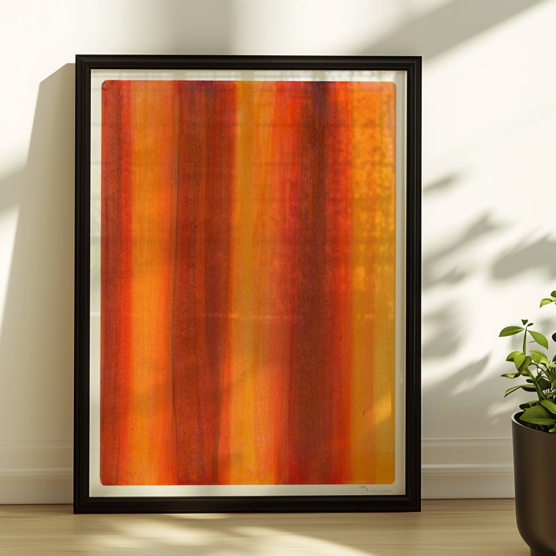 Vertikale Streifen in leuchtendem Orange, Rot und Gelb erzeugen eine abstrakte Wandwirkung mit Wärme und Energie.. Rahmen schwarz 30x40