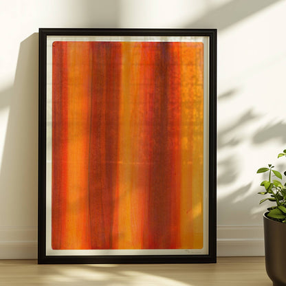 Vertikale Streifen in leuchtendem Orange, Rot und Gelb erzeugen eine abstrakte Wandwirkung mit Wärme und Energie.. Rahmen schwarz 30x40