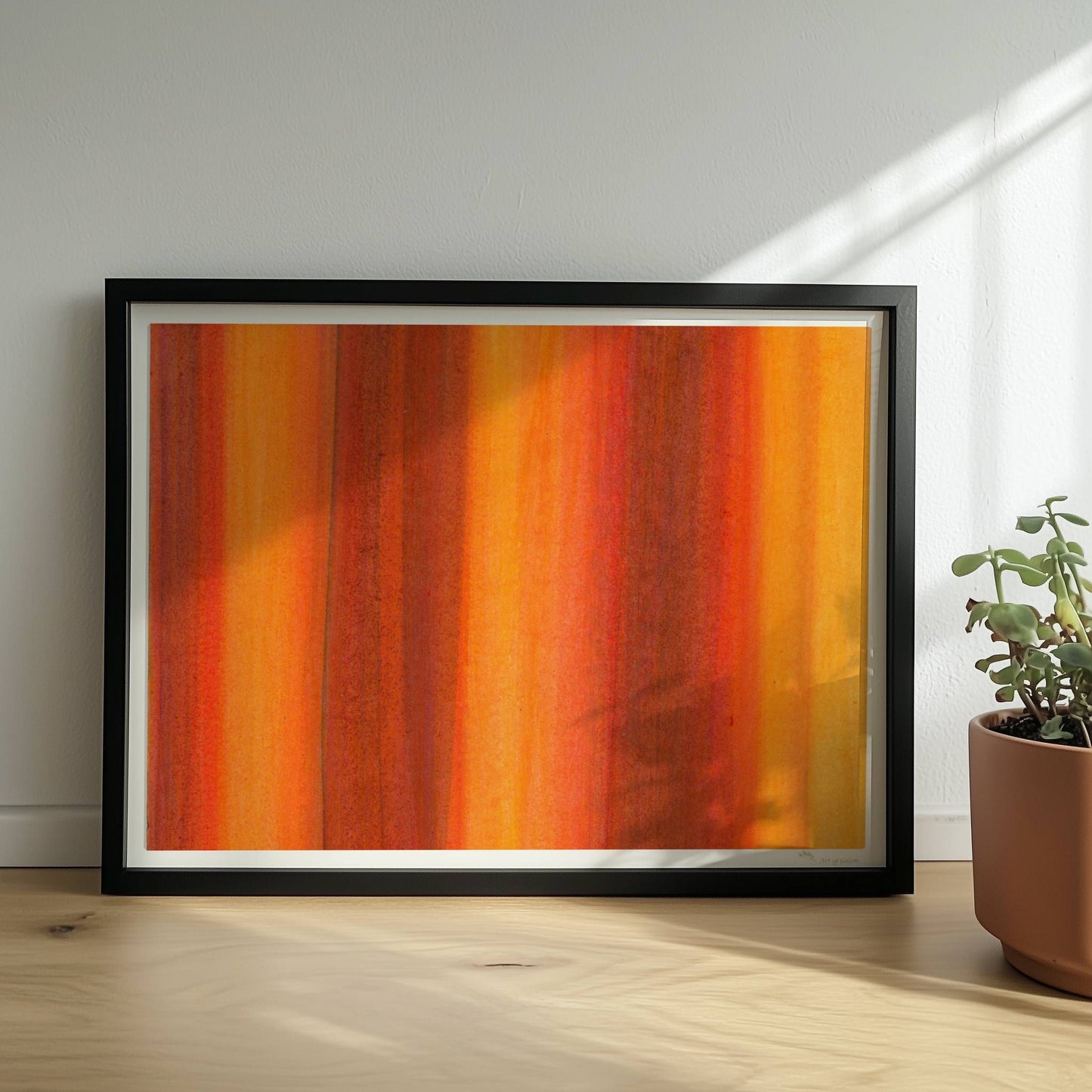 Vertikale Streifen in leuchtendem Orange, Rot und Gelb erzeugen eine abstrakte Wandwirkung mit Wärme und Energie.. Rahmen schwarz 40x30