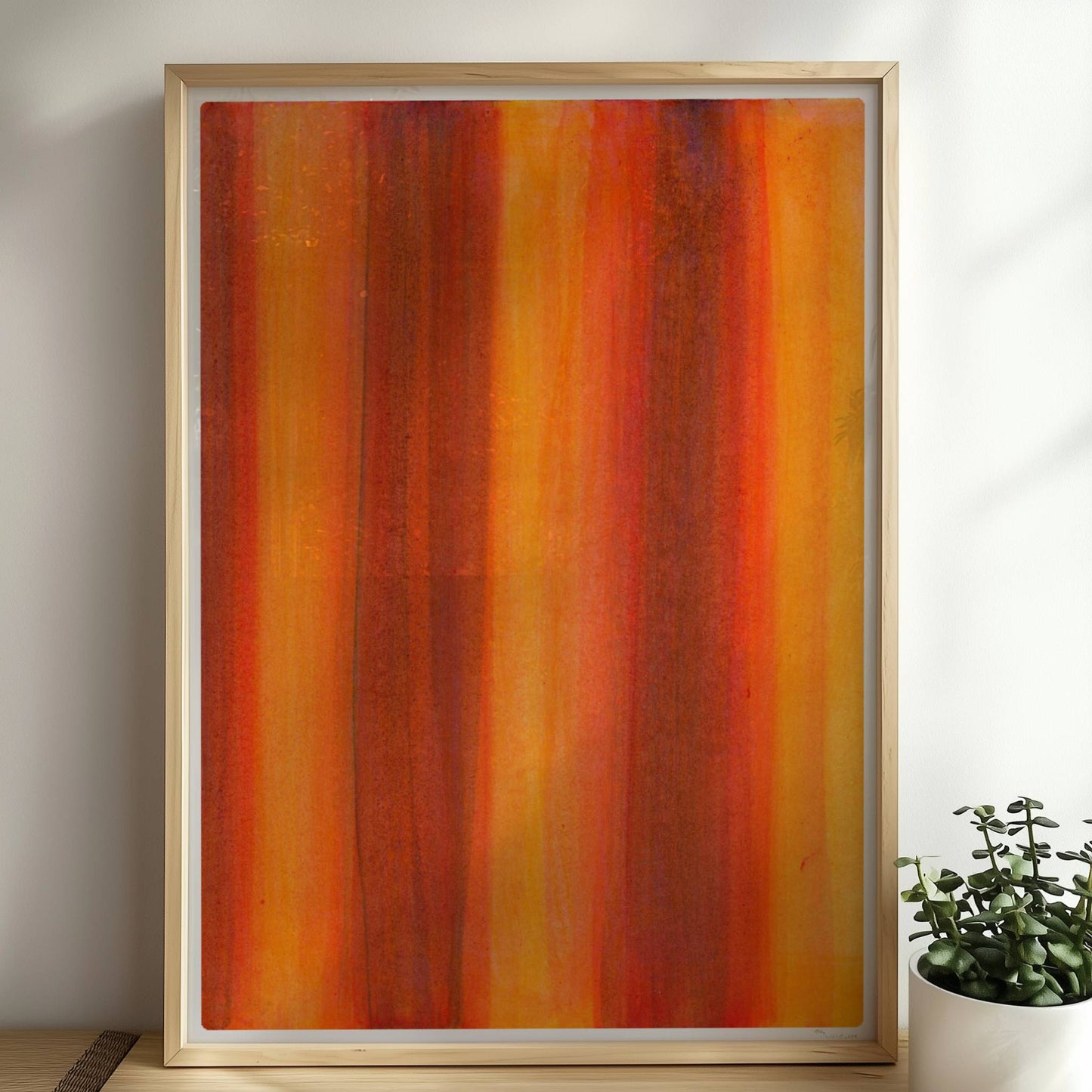 Vertikale Streifen in leuchtendem Orange, Rot und Gelb erzeugen eine abstrakte Wandwirkung mit Wärme und Energie.. Rahmen natur 50x70