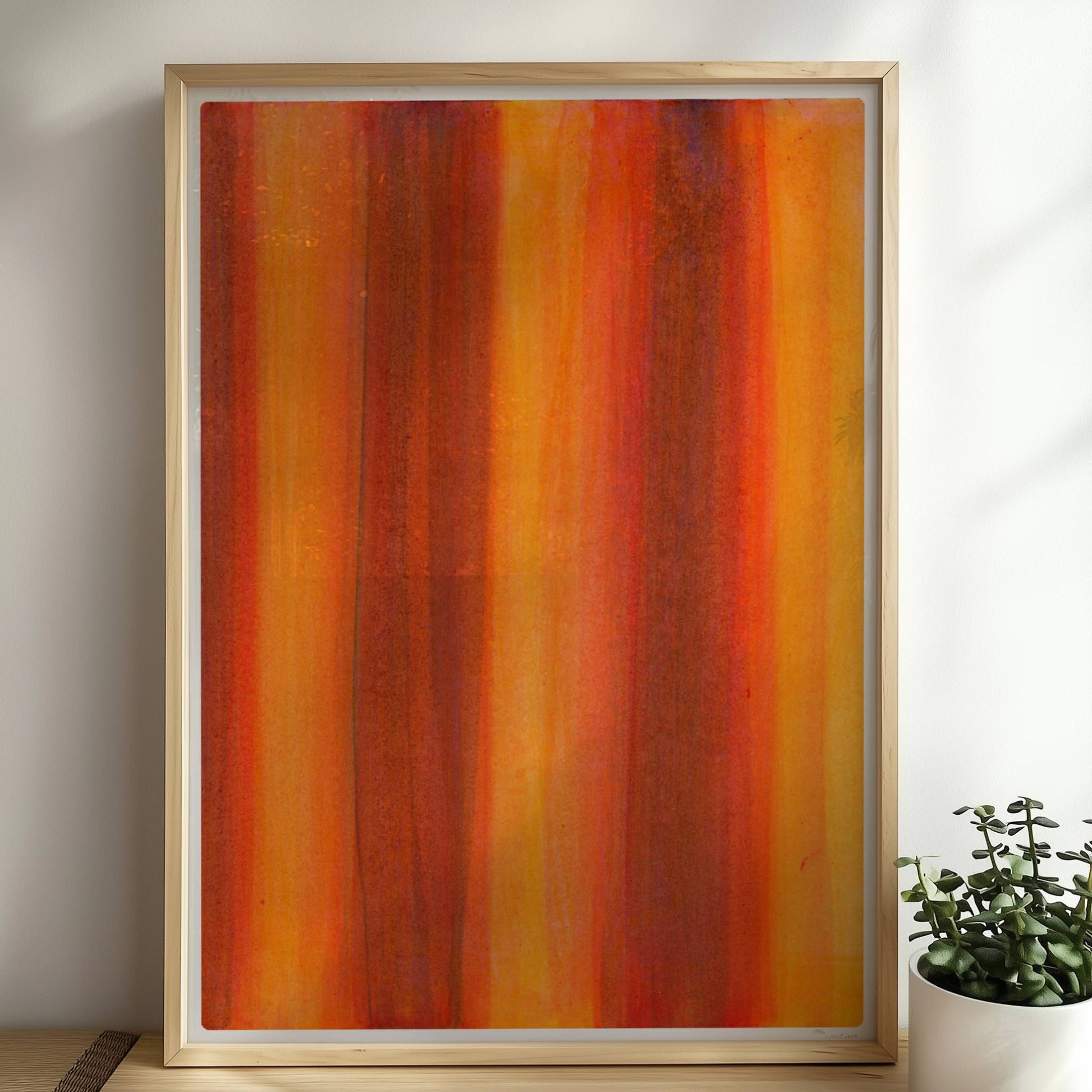 Vertikale Streifen in leuchtendem Orange, Rot und Gelb erzeugen eine abstrakte Wandwirkung mit Wärme und Energie.. Rahmen natur 50x70