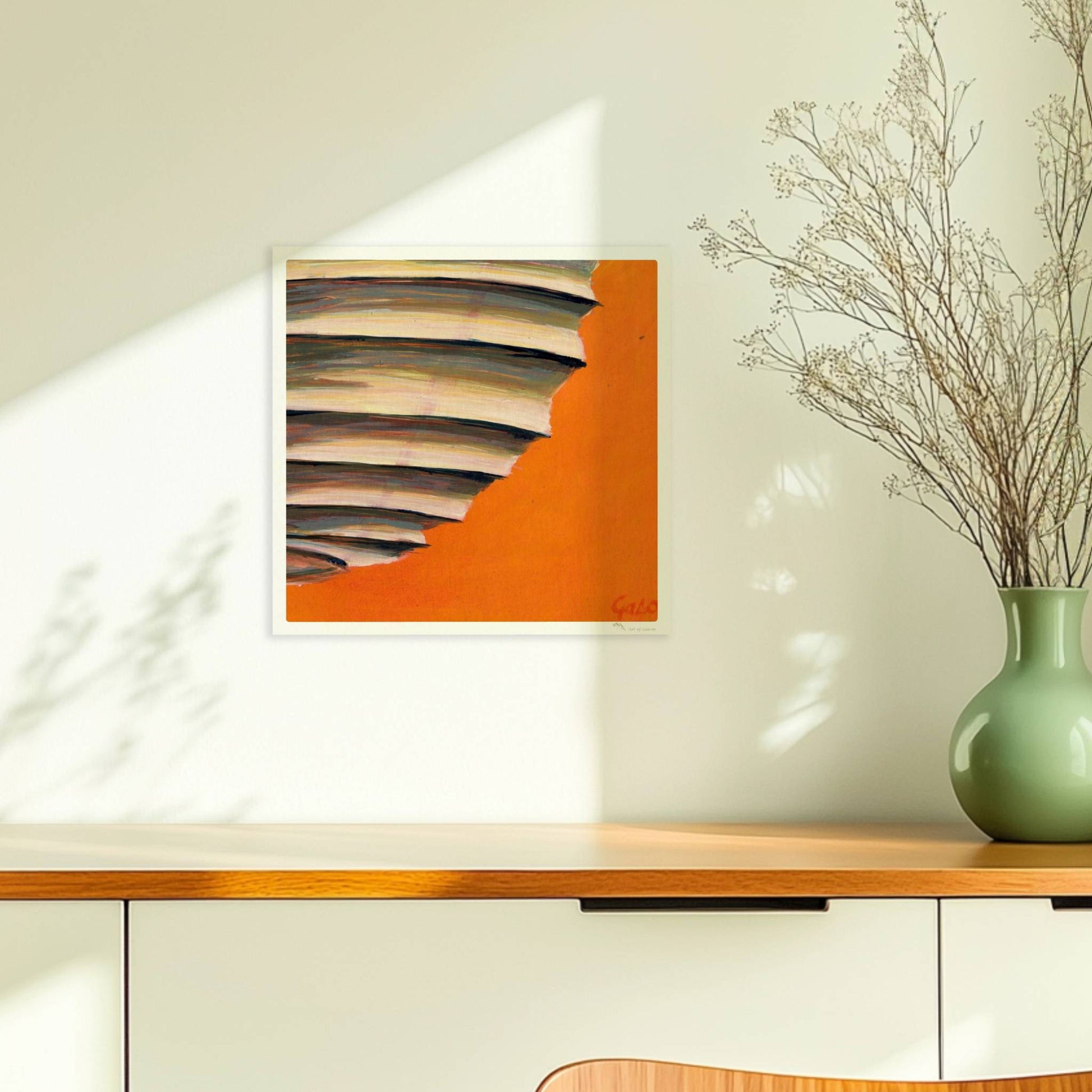 Papierlaterne mit horizontalen Schichten in Beige, Blau und Violett vor einem leuchtend orangen Hintergrund.. Ohne Rahmen 30x30