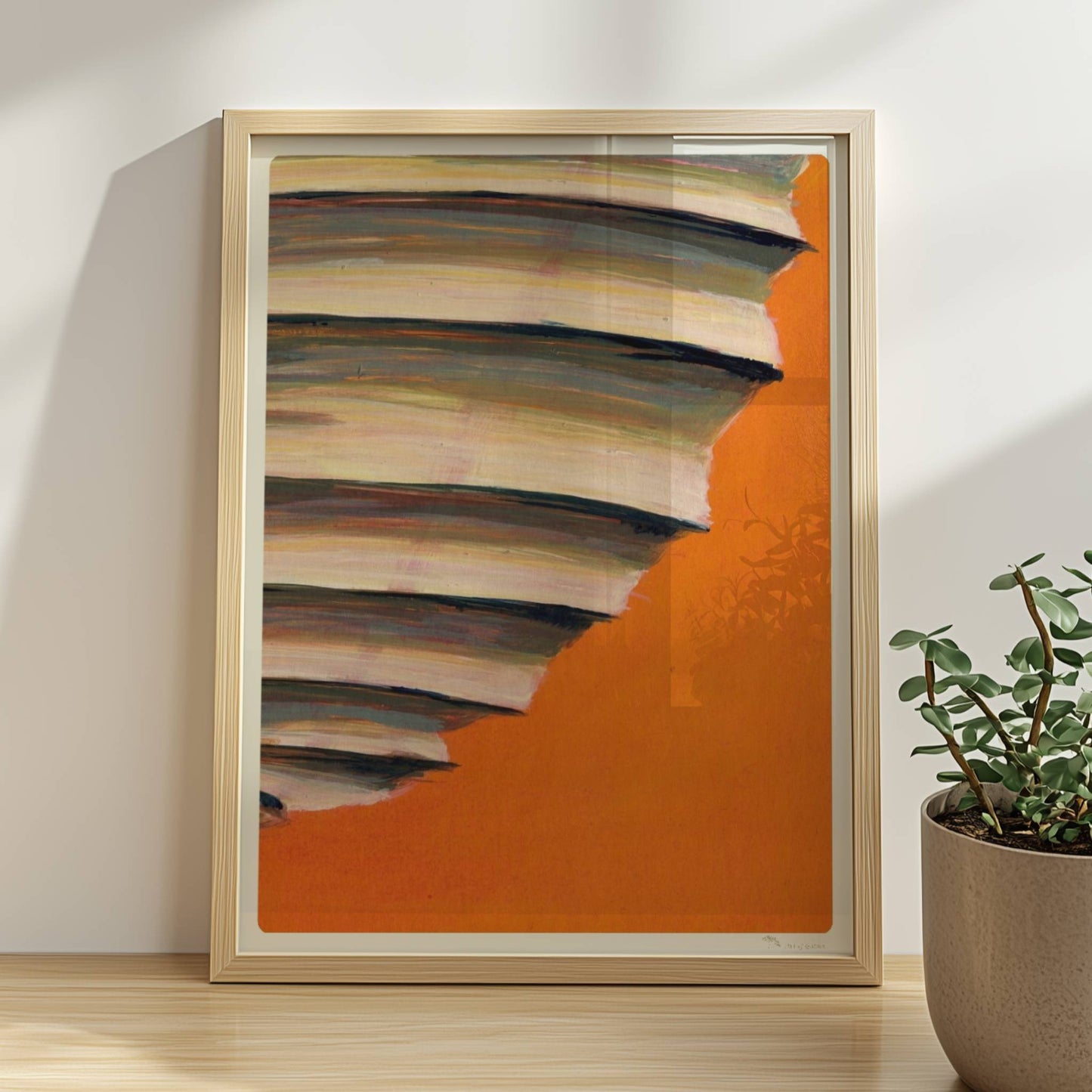 Papierlaterne mit horizontalen Schichten in Beige, Blau und Violett vor einem leuchtend orangen Hintergrund.. Rahmen natur 30x40
