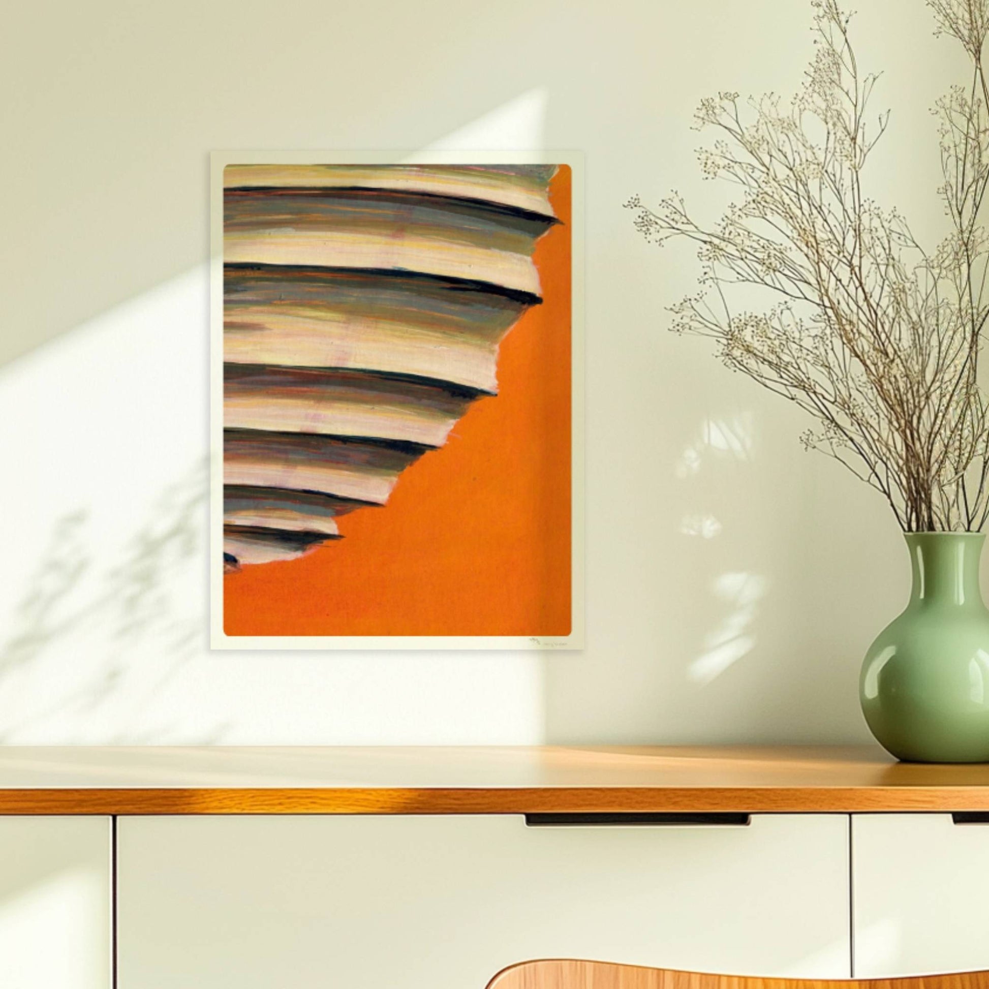Papierlaterne mit horizontalen Schichten in Beige, Blau und Violett vor einem leuchtend orangen Hintergrund.. Ohne Rahmen 30x40
