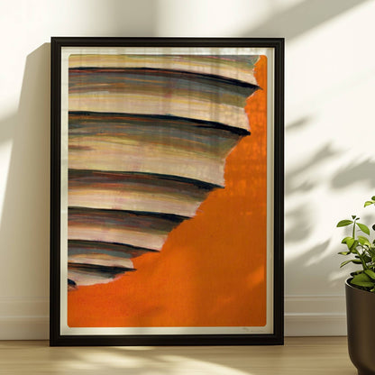 Papierlaterne mit horizontalen Schichten in Beige, Blau und Violett vor einem leuchtend orangen Hintergrund.. Rahmen schwarz 30x40