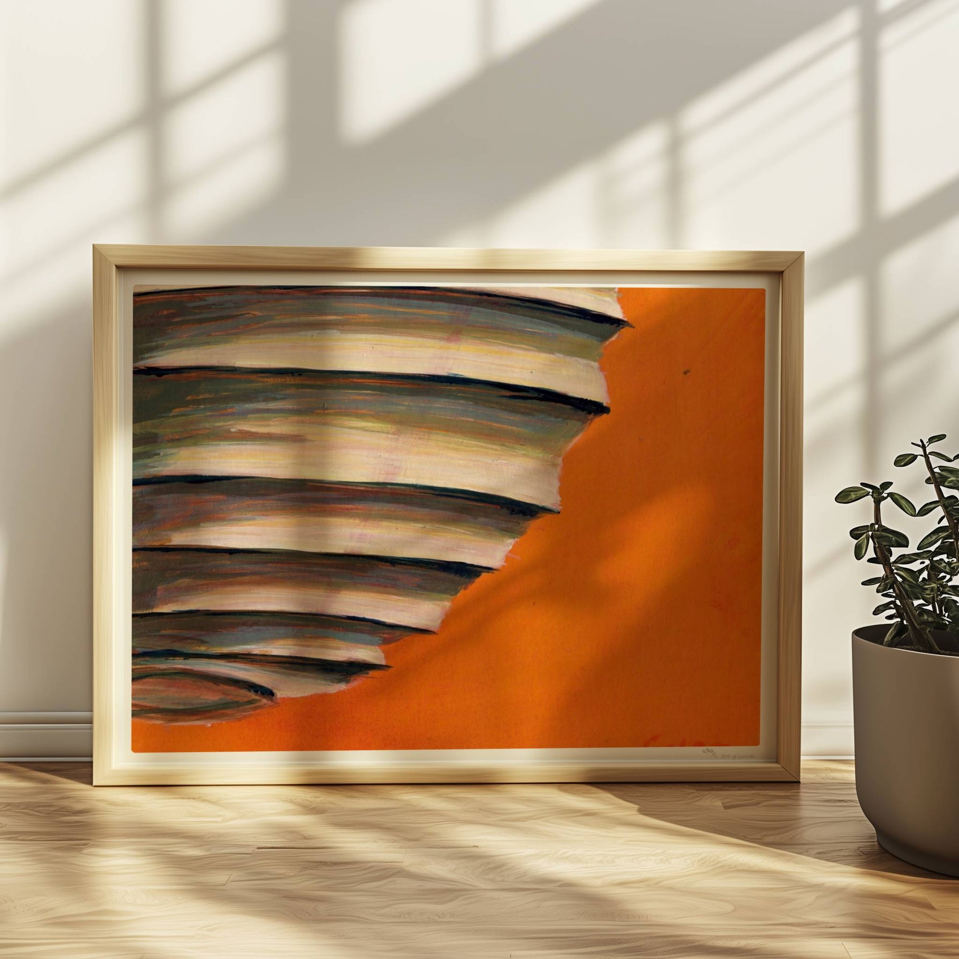 Papierlaterne mit horizontalen Schichten in Beige, Blau und Violett vor einem leuchtend orangen Hintergrund.. Rahmen natur 40x30