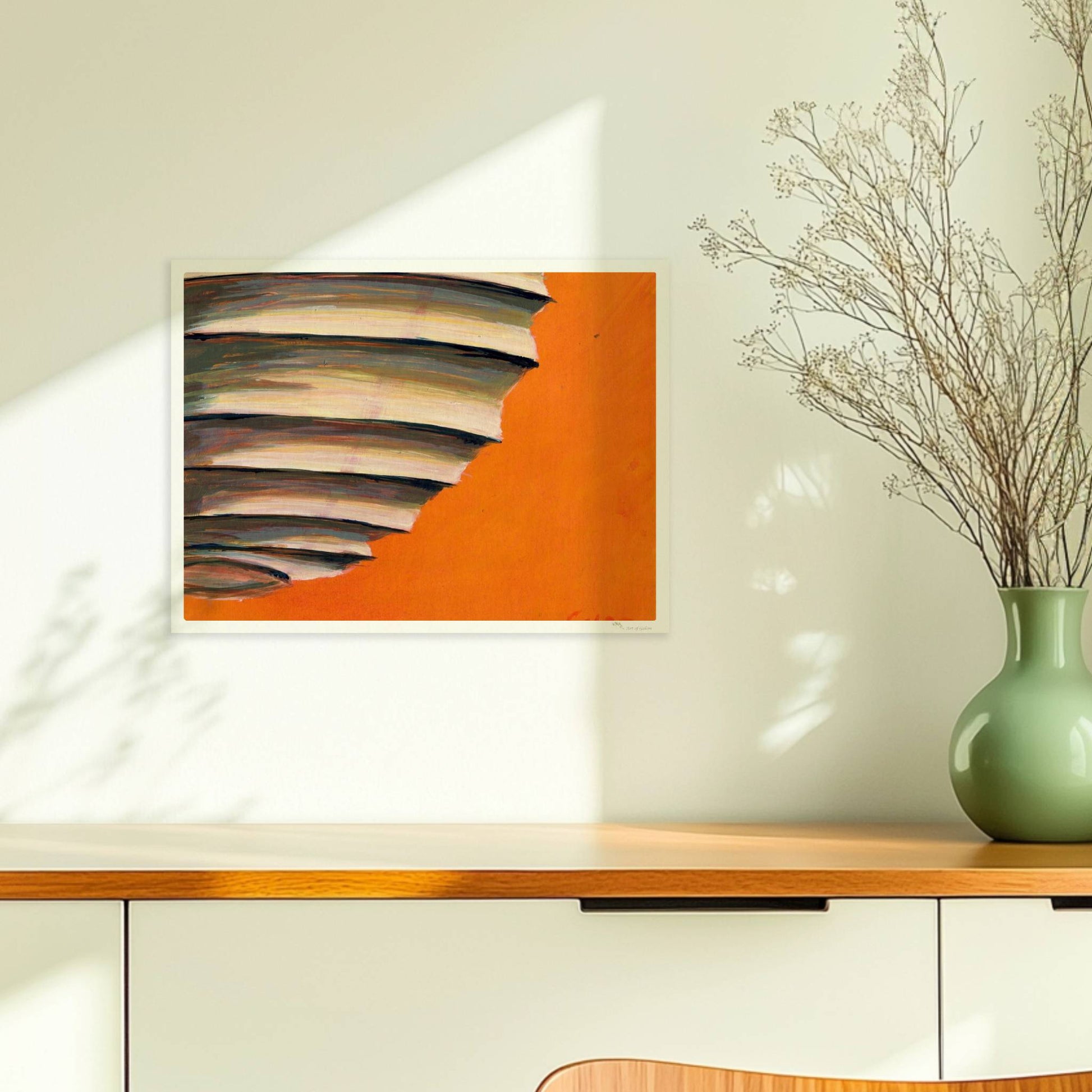 Papierlaterne mit horizontalen Schichten in Beige, Blau und Violett vor einem leuchtend orangen Hintergrund.. Ohne Rahmen 40x30