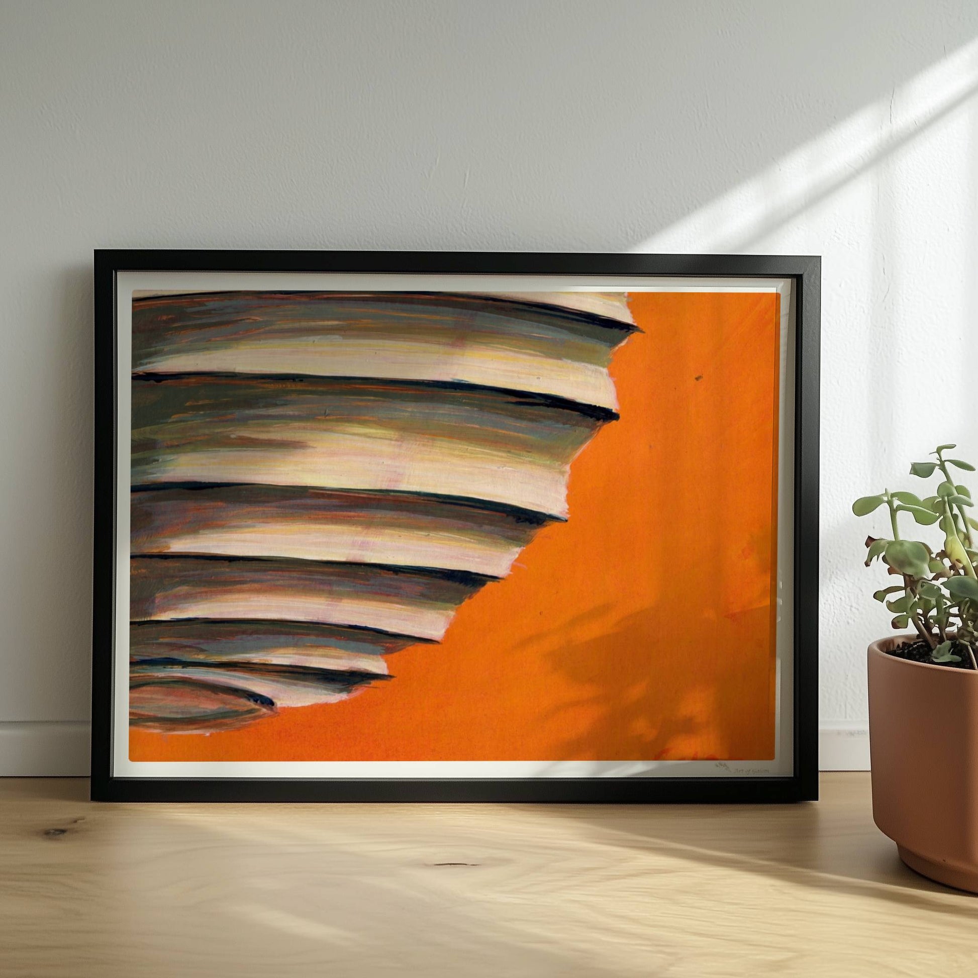 Papierlaterne mit horizontalen Schichten in Beige, Blau und Violett vor einem leuchtend orangen Hintergrund.. Rahmen schwarz 40x30