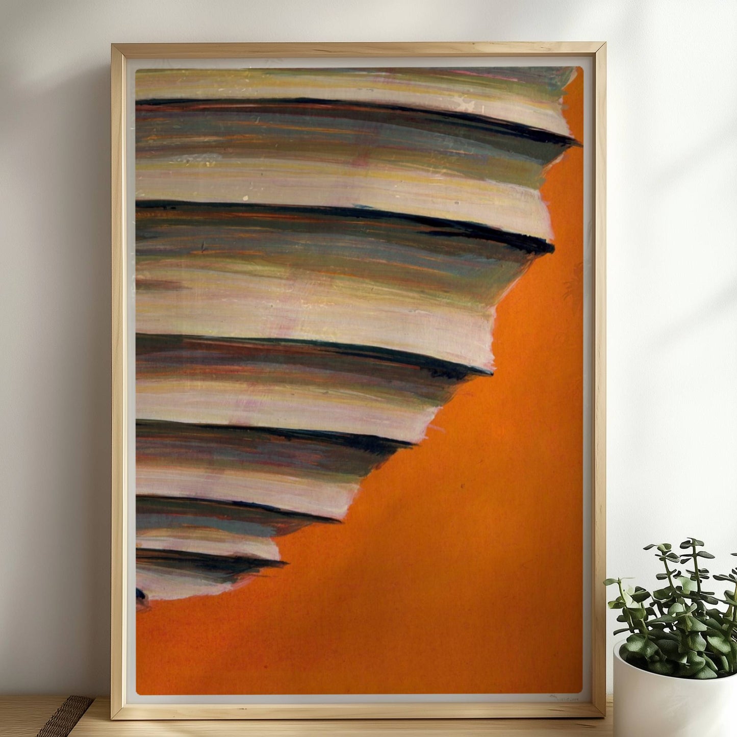 Papierlaterne mit horizontalen Schichten in Beige, Blau und Violett vor einem leuchtend orangen Hintergrund.. Rahmen natur 50x70