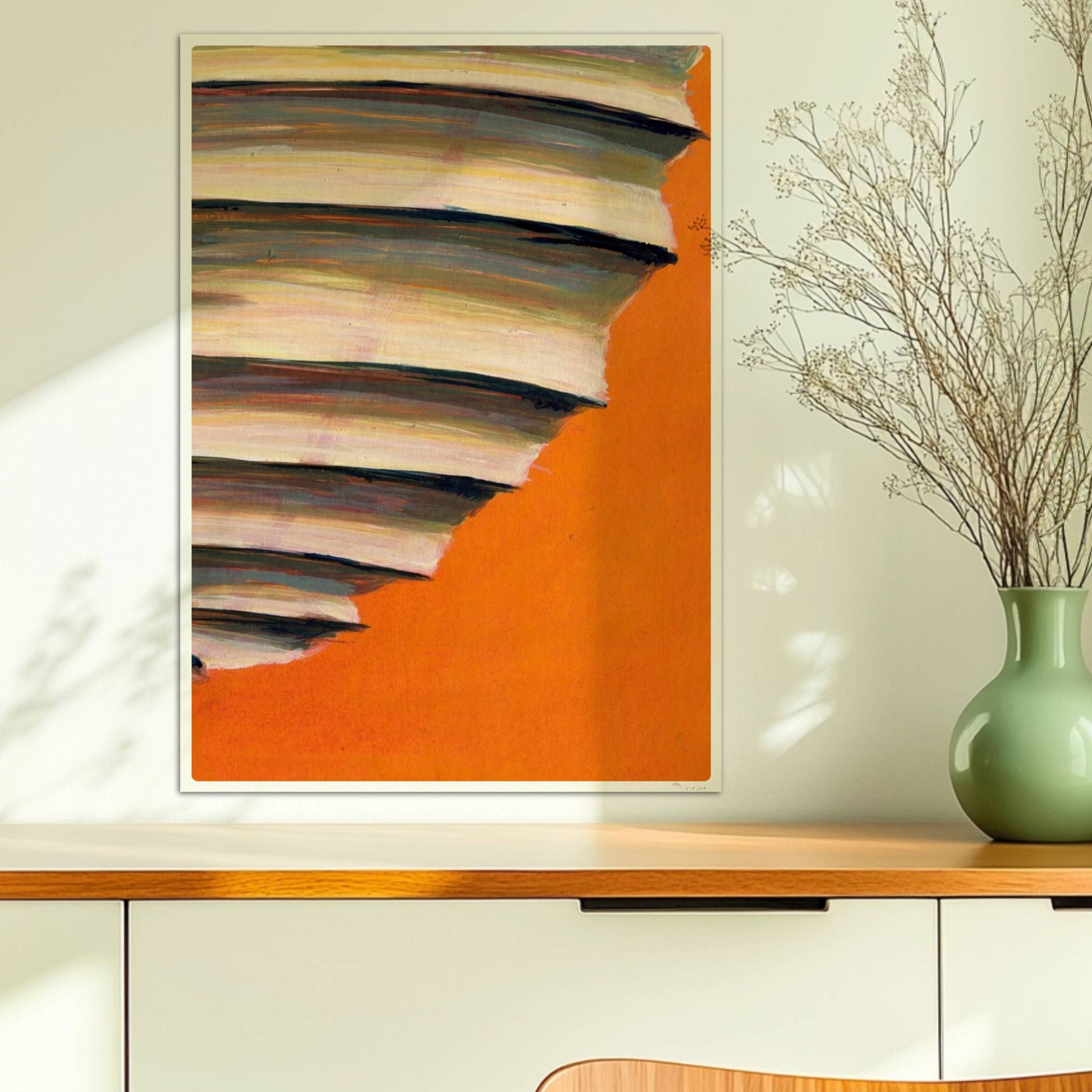 Papierlaterne mit horizontalen Schichten in Beige, Blau und Violett vor einem leuchtend orangen Hintergrund.. Ohne Rahmen 50x70