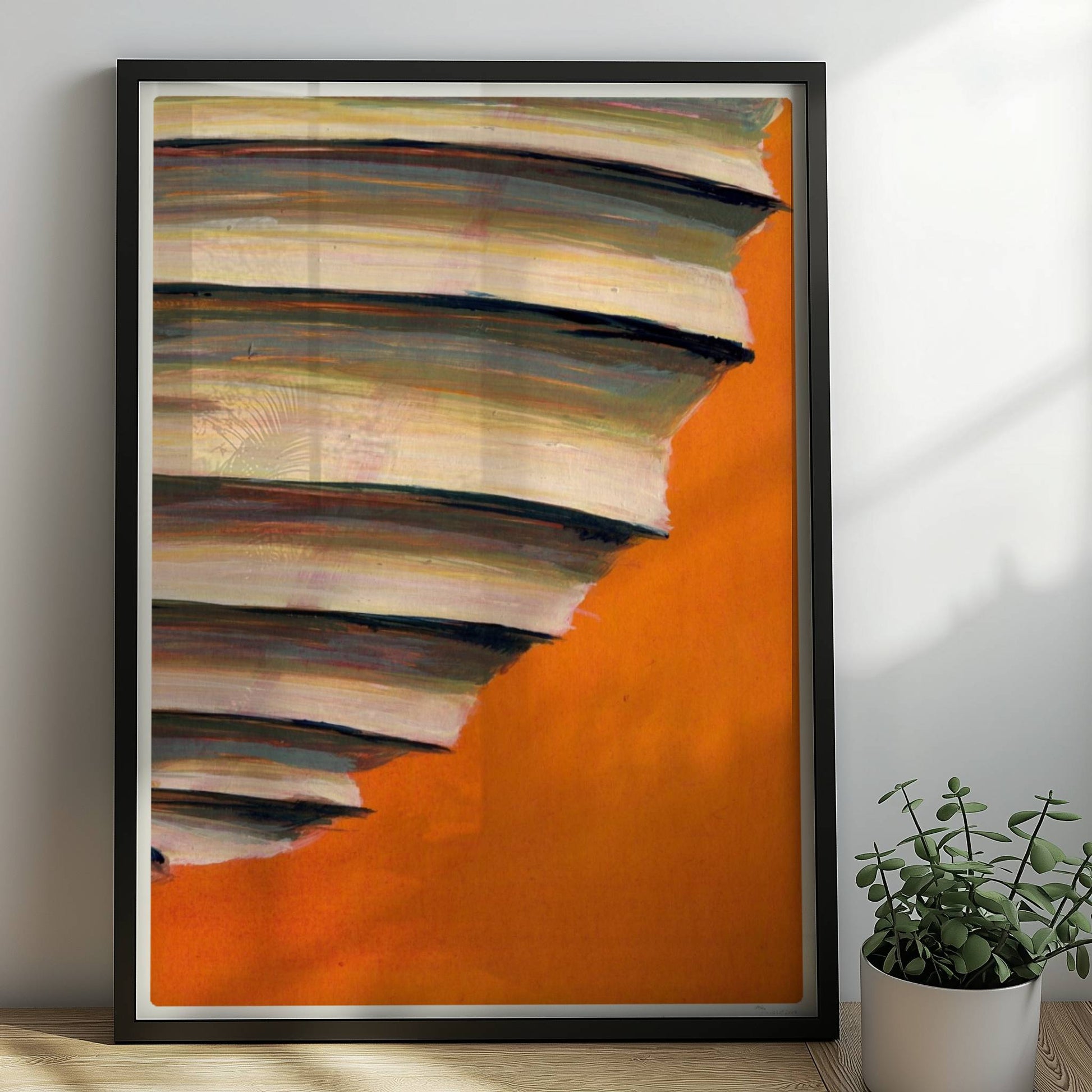 Papierlaterne mit horizontalen Schichten in Beige, Blau und Violett vor einem leuchtend orangen Hintergrund.. Rahmen schwarz 50x70